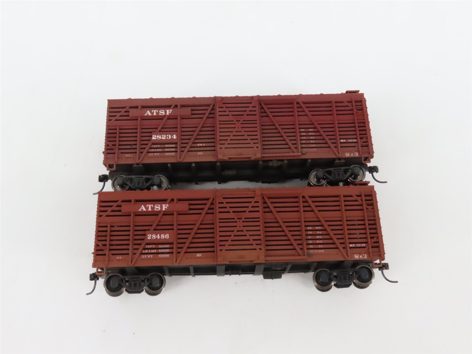 LOT of 8 HO Scale ATSF Santa Fe 40' Stock Cars Weathered & UPGRADED