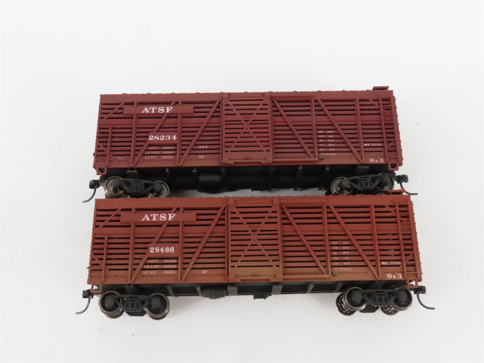 LOT of 8 HO Scale ATSF Santa Fe 40' Stock Cars Weathered & UPGRADED