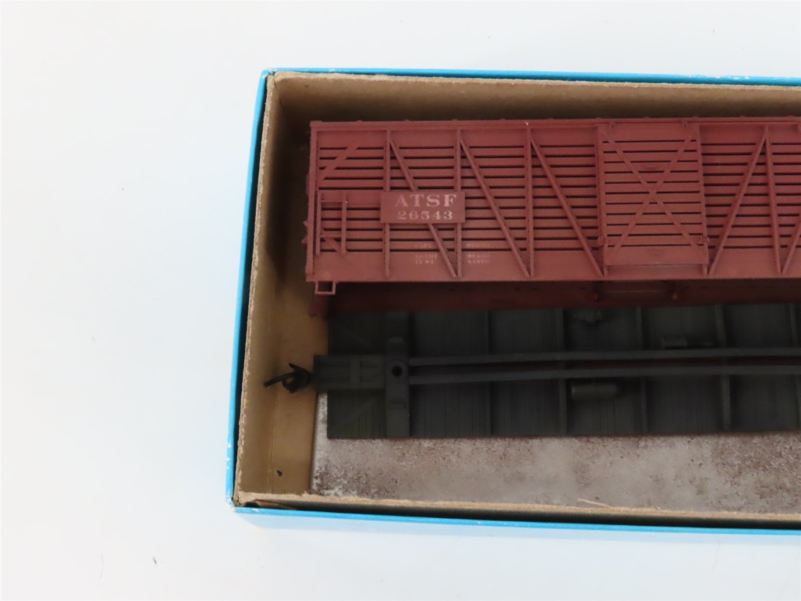 LOT of 8 HO Scale ATSF Santa Fe 40' Stock Cars Weathered & UPGRADED