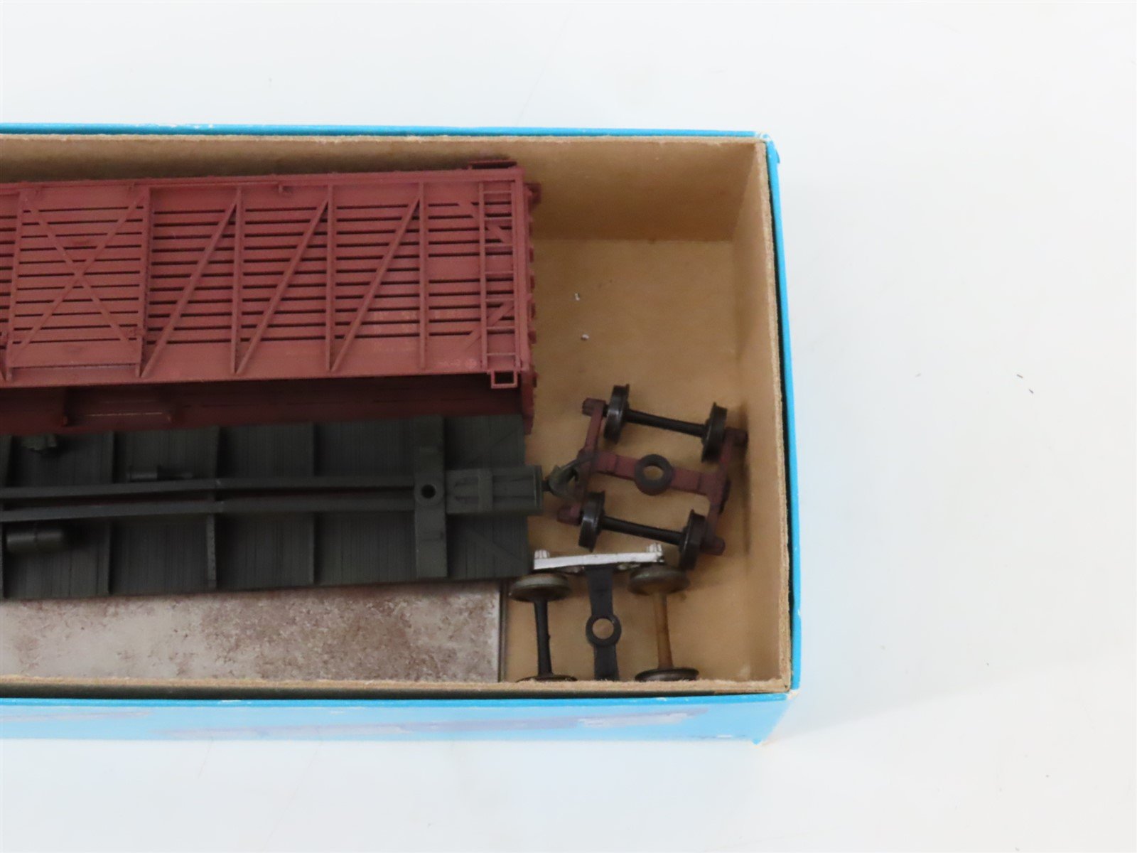 LOT of 8 HO Scale ATSF Santa Fe 40' Stock Cars Weathered & UPGRADED