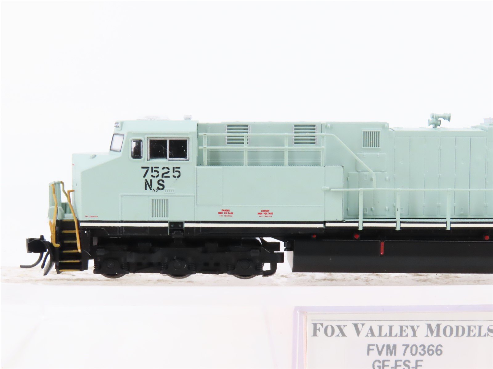 N Scale Fox Valley FVM 70366 NS Primer Paint ES40DC Diesel Locomotive #7525
