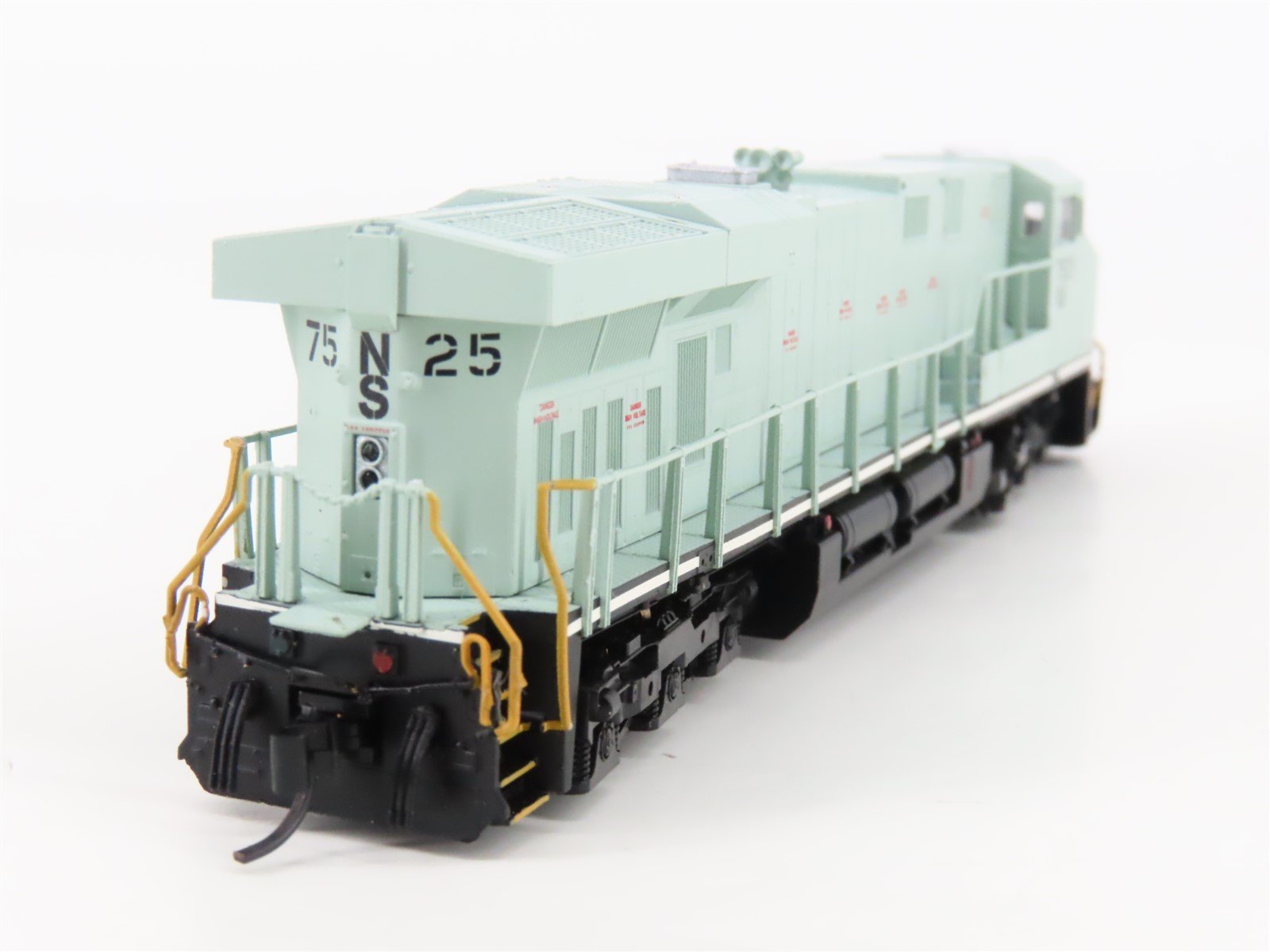 N Scale Fox Valley FVM 70366 NS Primer Paint ES40DC Diesel Locomotive #7525