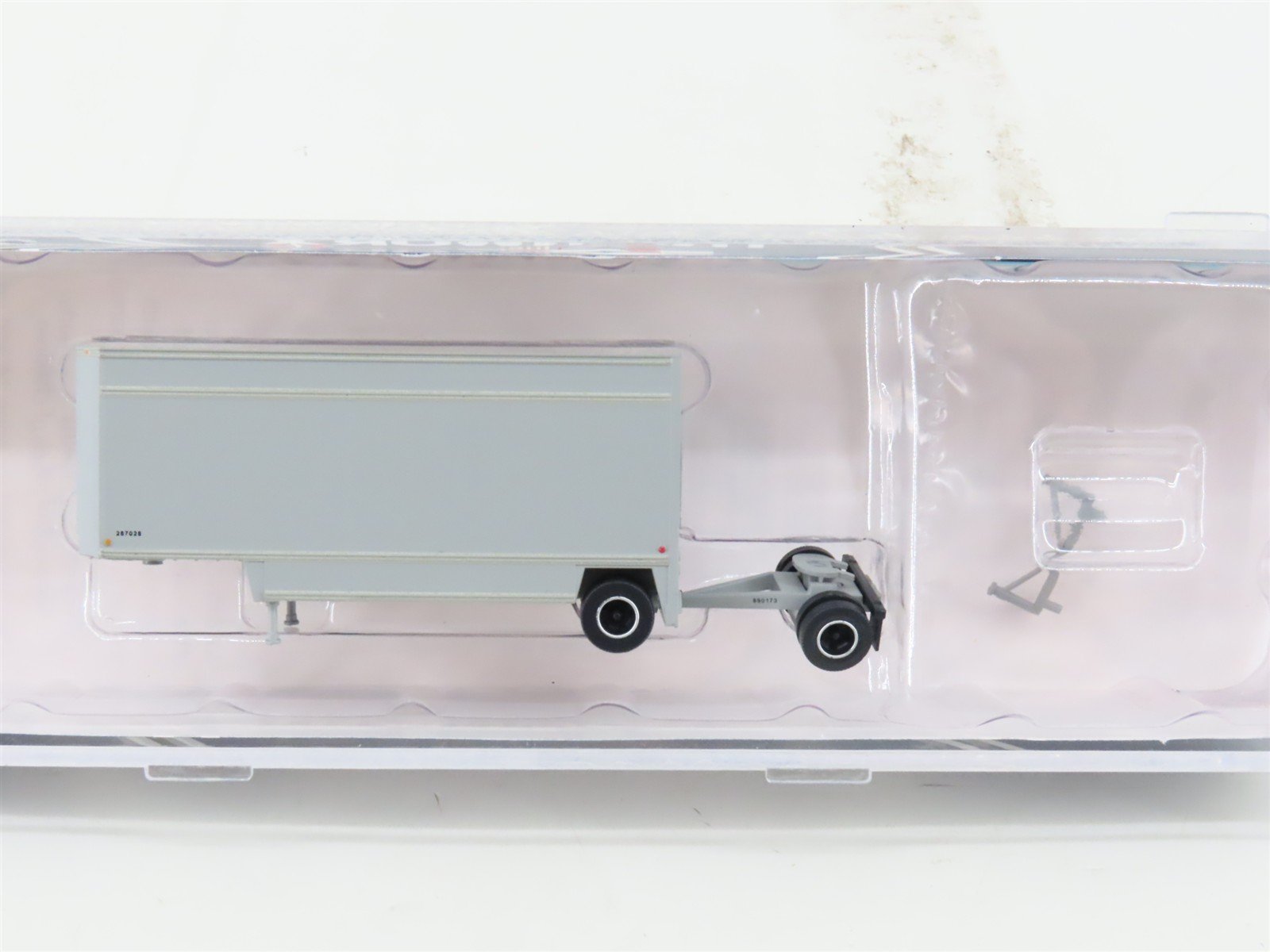N Scale Trainworx Unlettered 28' Parcel Van Trailer #287028