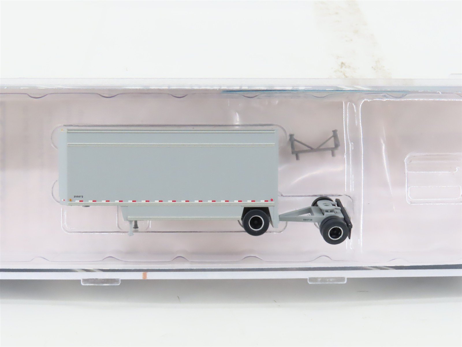 N Scale Trainworx Unlettered 28' Parcel Van Trailer #295872
