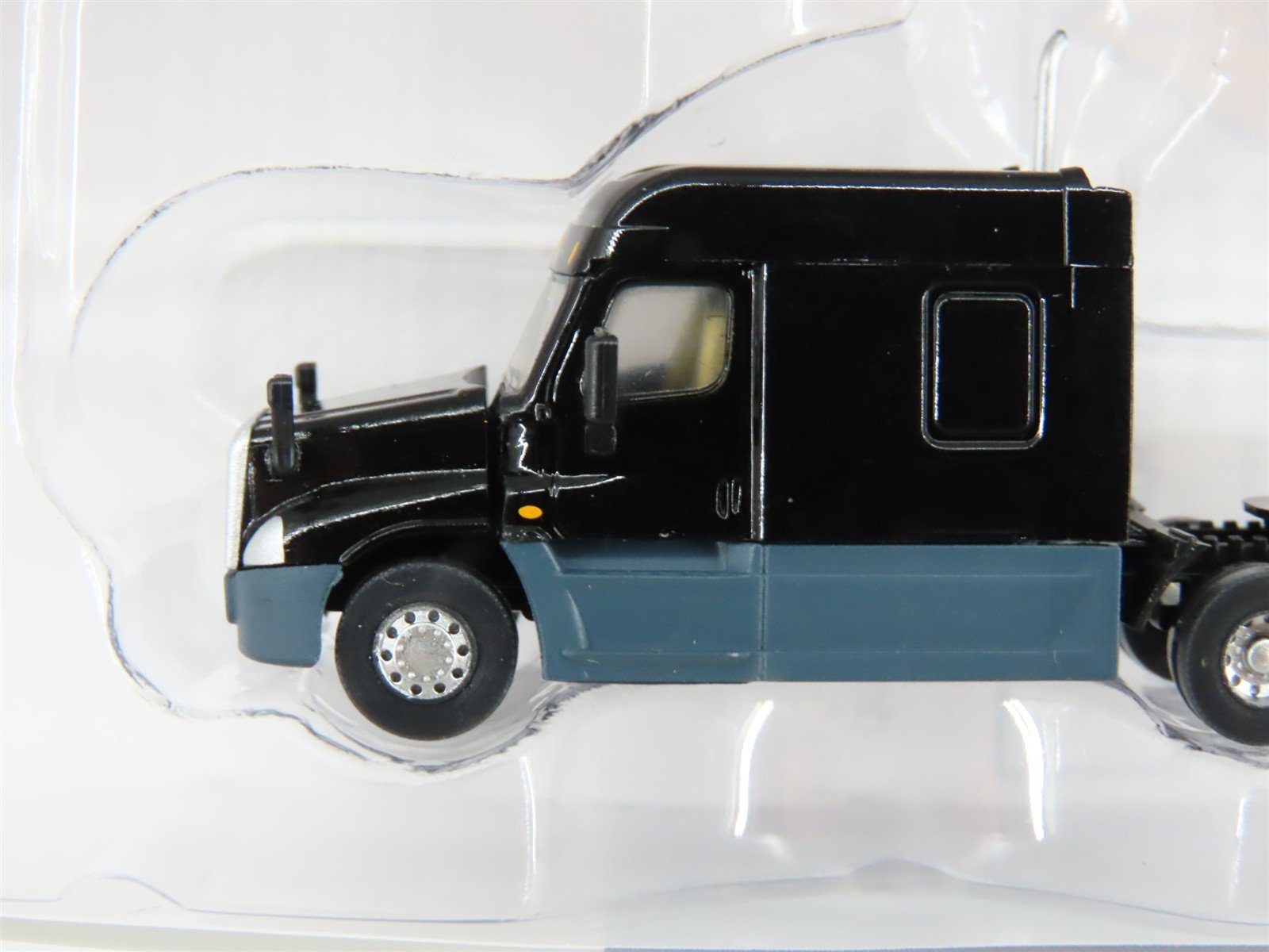 N Scale TrainWorx 42531 Freightliner Cascadia Mid Roof Semi Truck