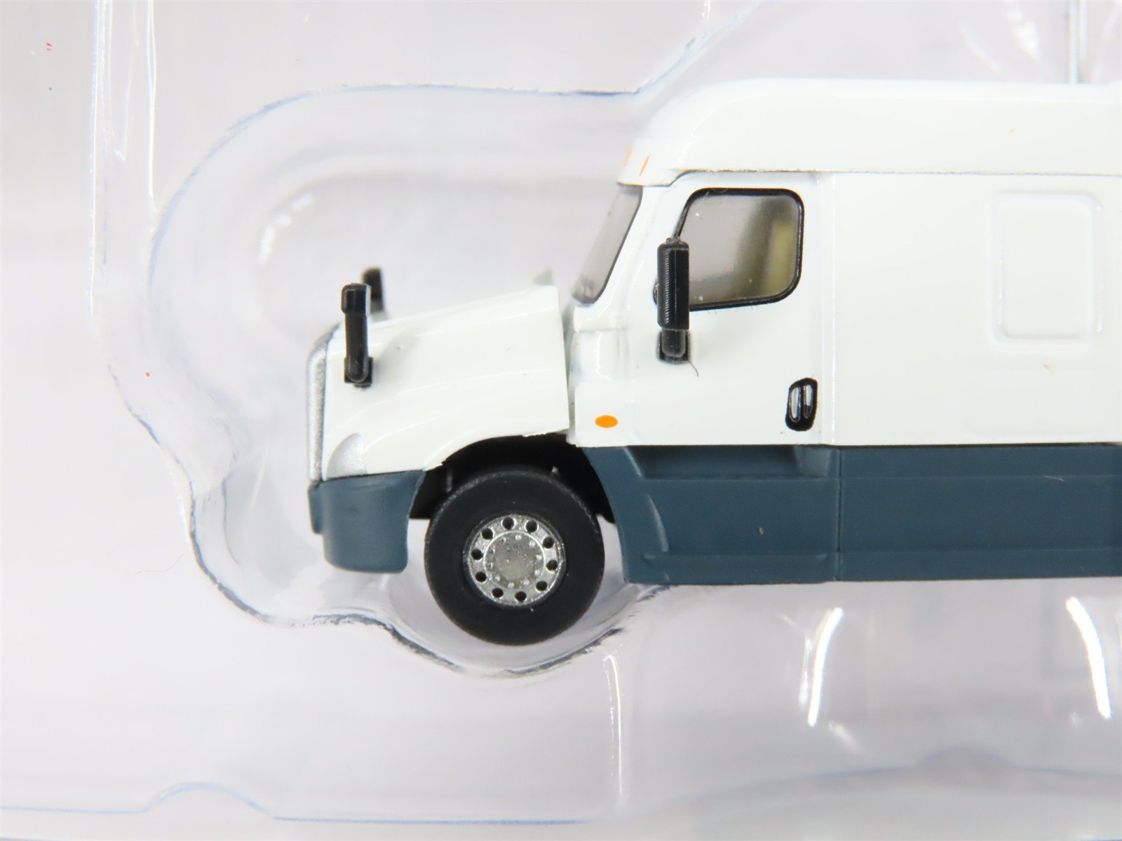 N Scale TrainWorx 42532 Freightliner Cascadia Mid Roof Semi Truck