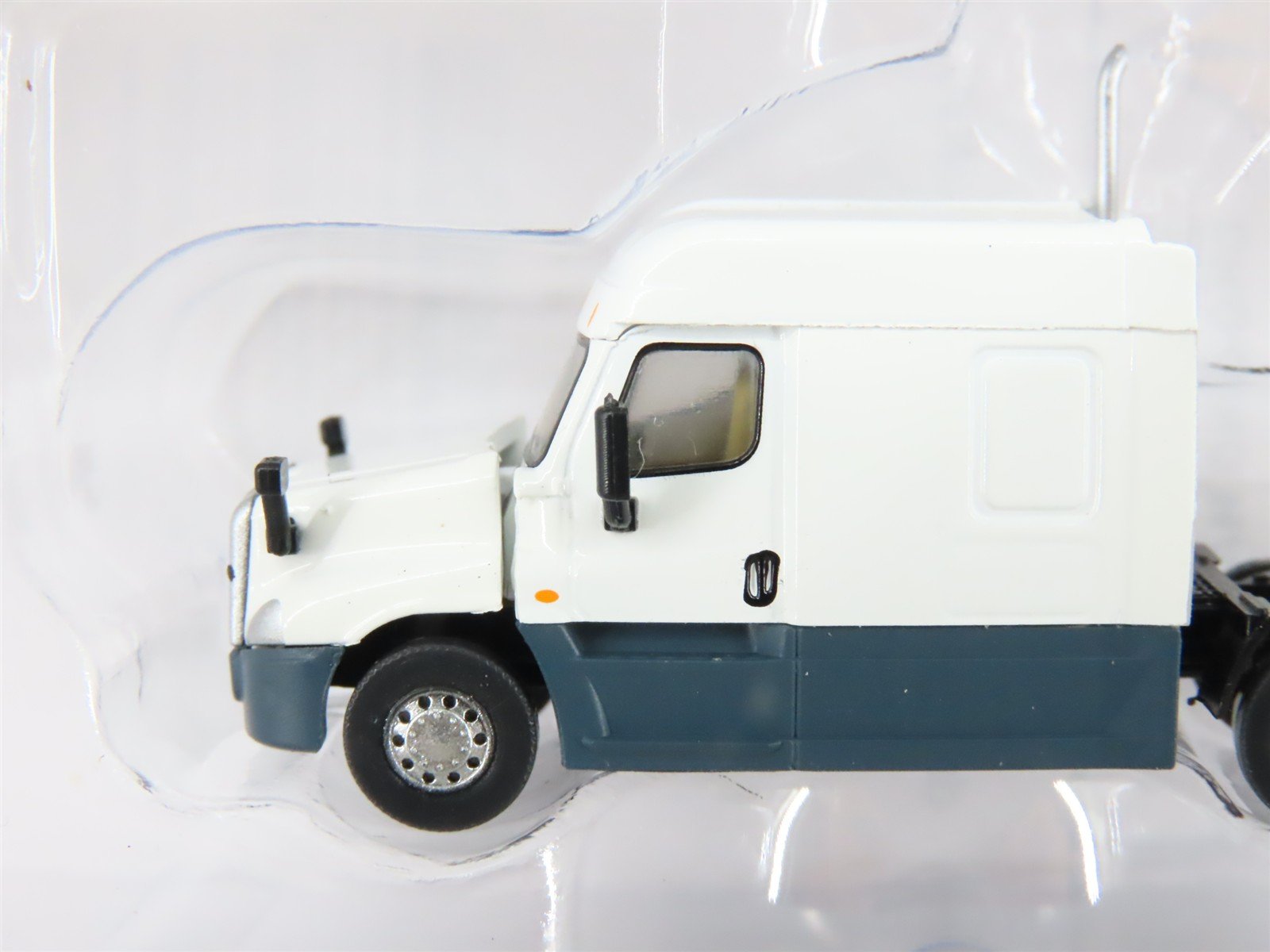 N Scale TrainWorx 42532 Freightliner Cascadia Mid Roof Semi Truck