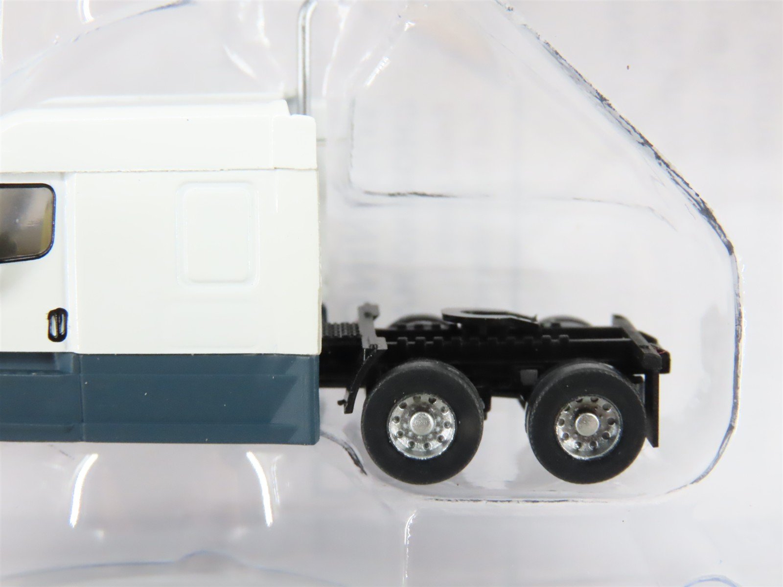 N Scale TrainWorx 42532 Freightliner Cascadia Mid Roof Semi Truck