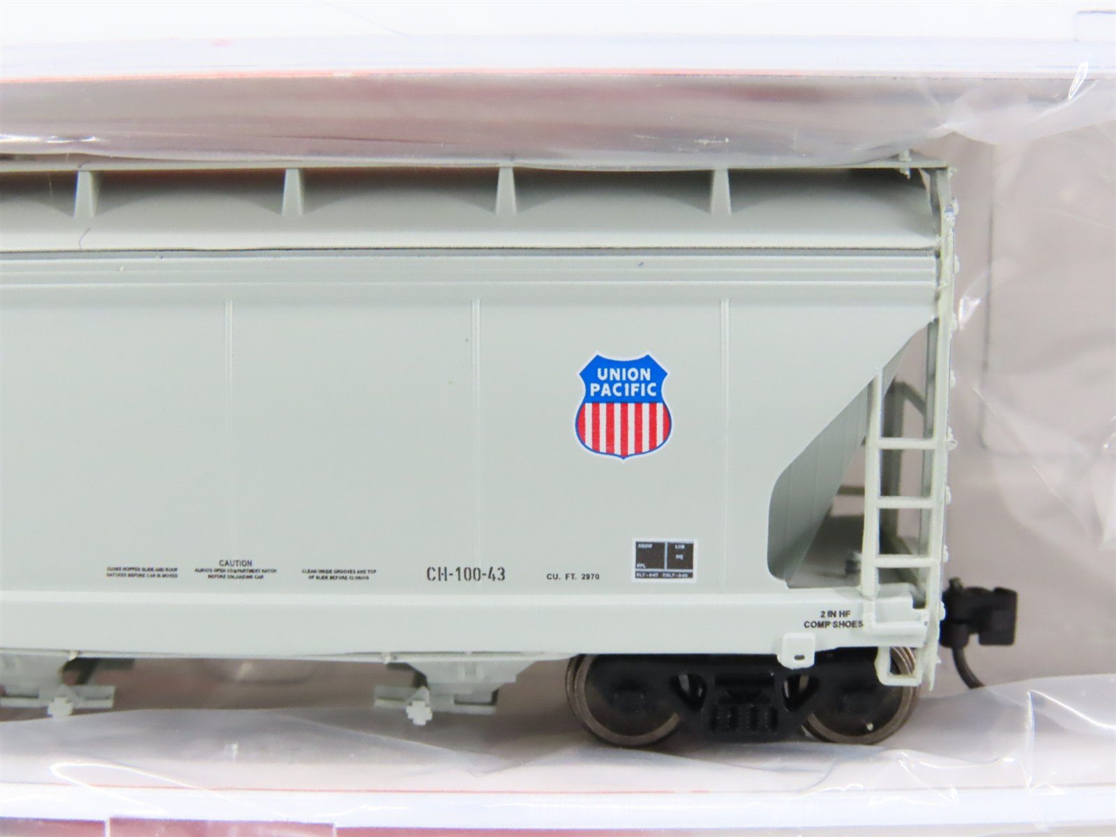 N Scale InterMountain 66539-03 UP Union Pacific 2-Bay Covered Hopper #218446