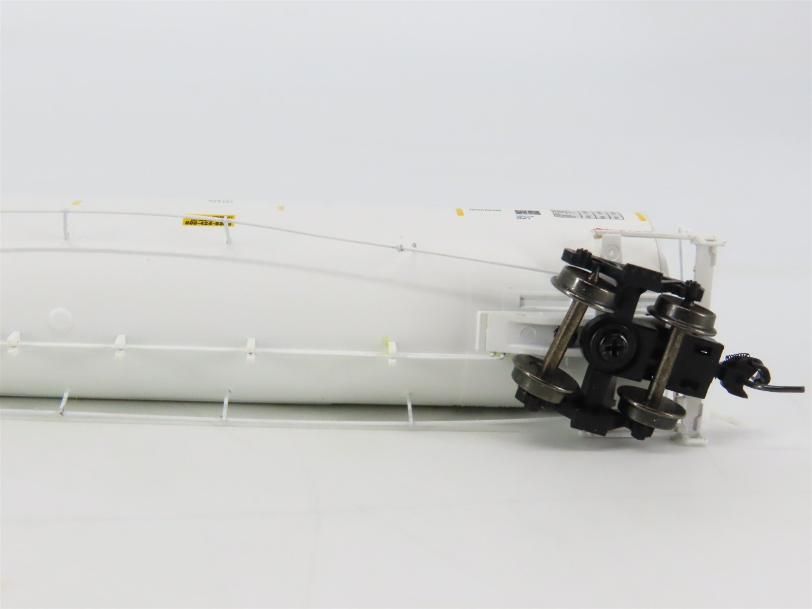 N Scale Athearn ATH23531 UTLX 33K LPG Tank Car 