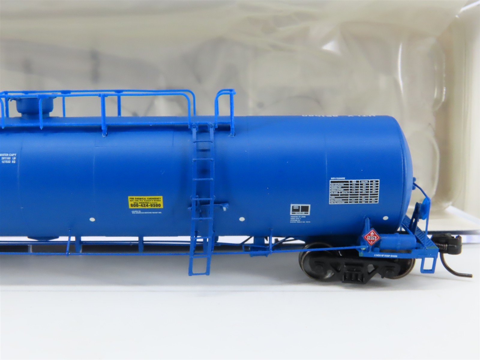 N Scale Athearn ATH23546 UTLX UTC 33K LPG Tank Car 