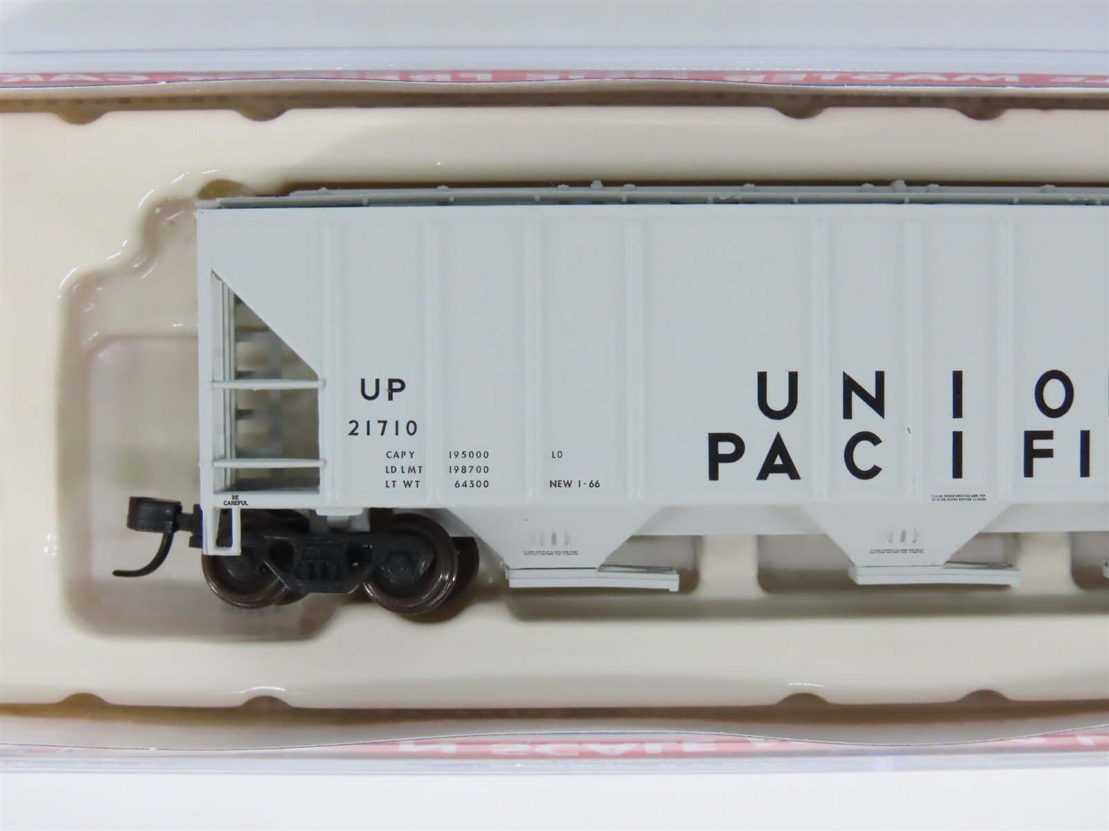 N Scale Atlas Master Line 50004603 UP Union Pacific 3-Bay Covered Hopper #21710