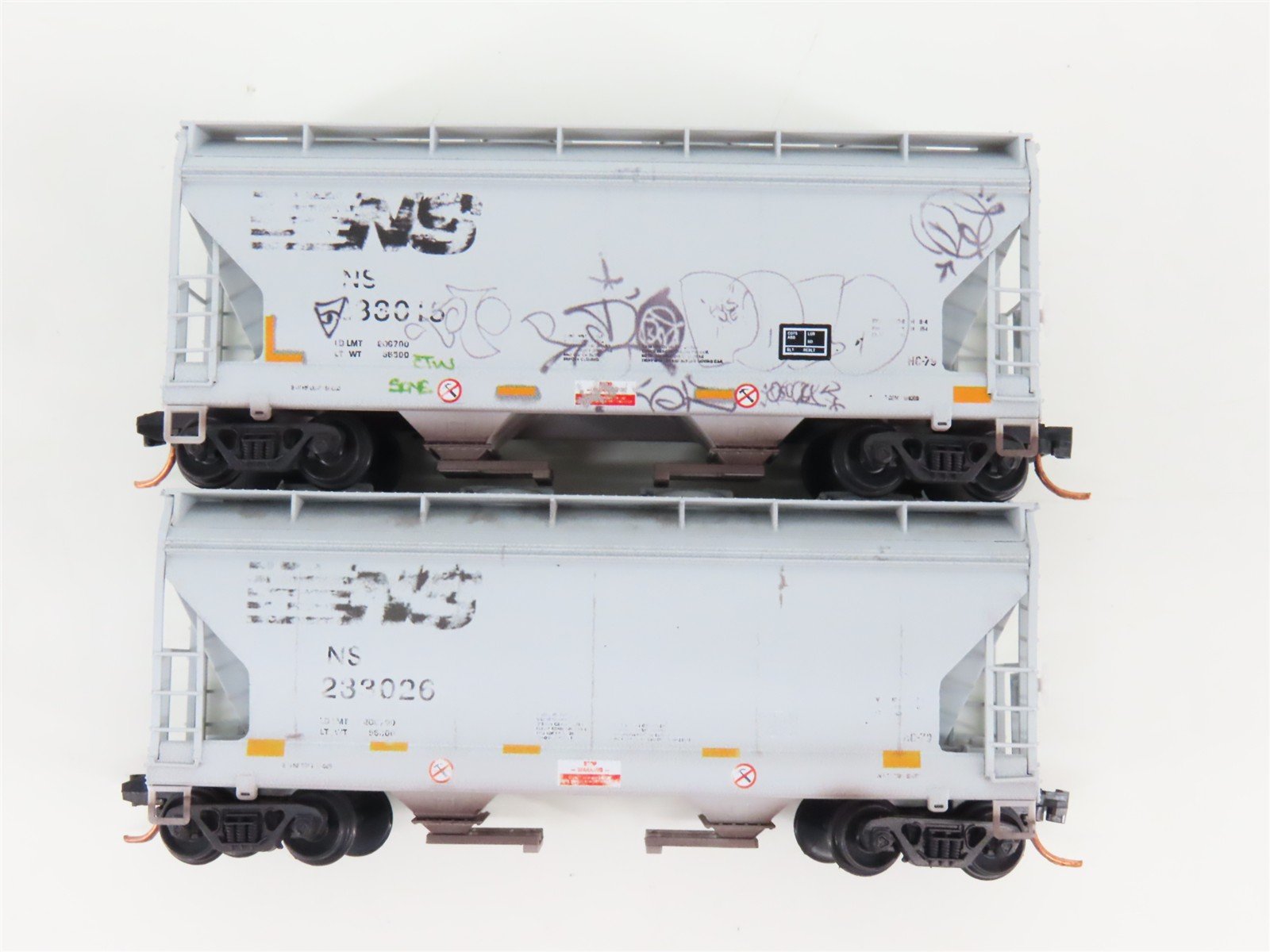 N Scale Micro-Trains MTL 09244460 NS Graffiti 2-Bay Hopper 2-Car Runner Pack