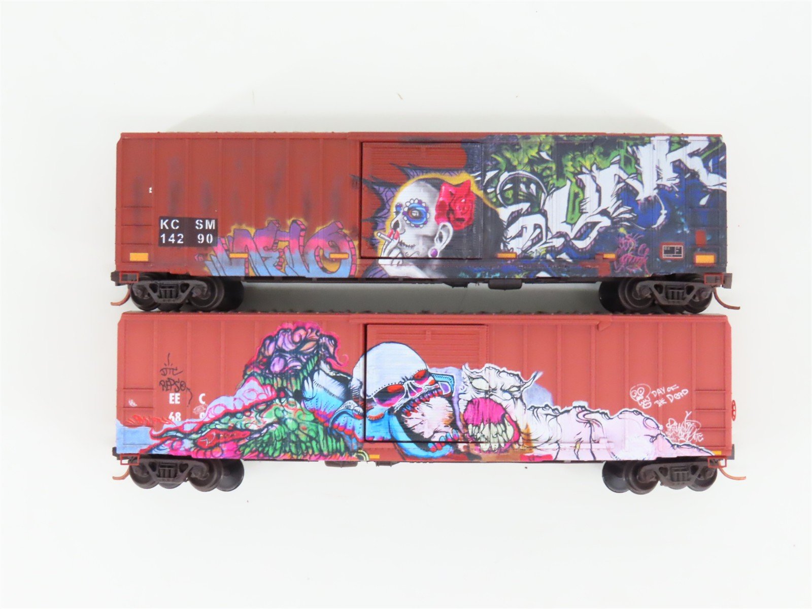 N Micro-Trains MTL 99305470 Day of the Dead Graffiti Boxcar 2-Car Runner Pack