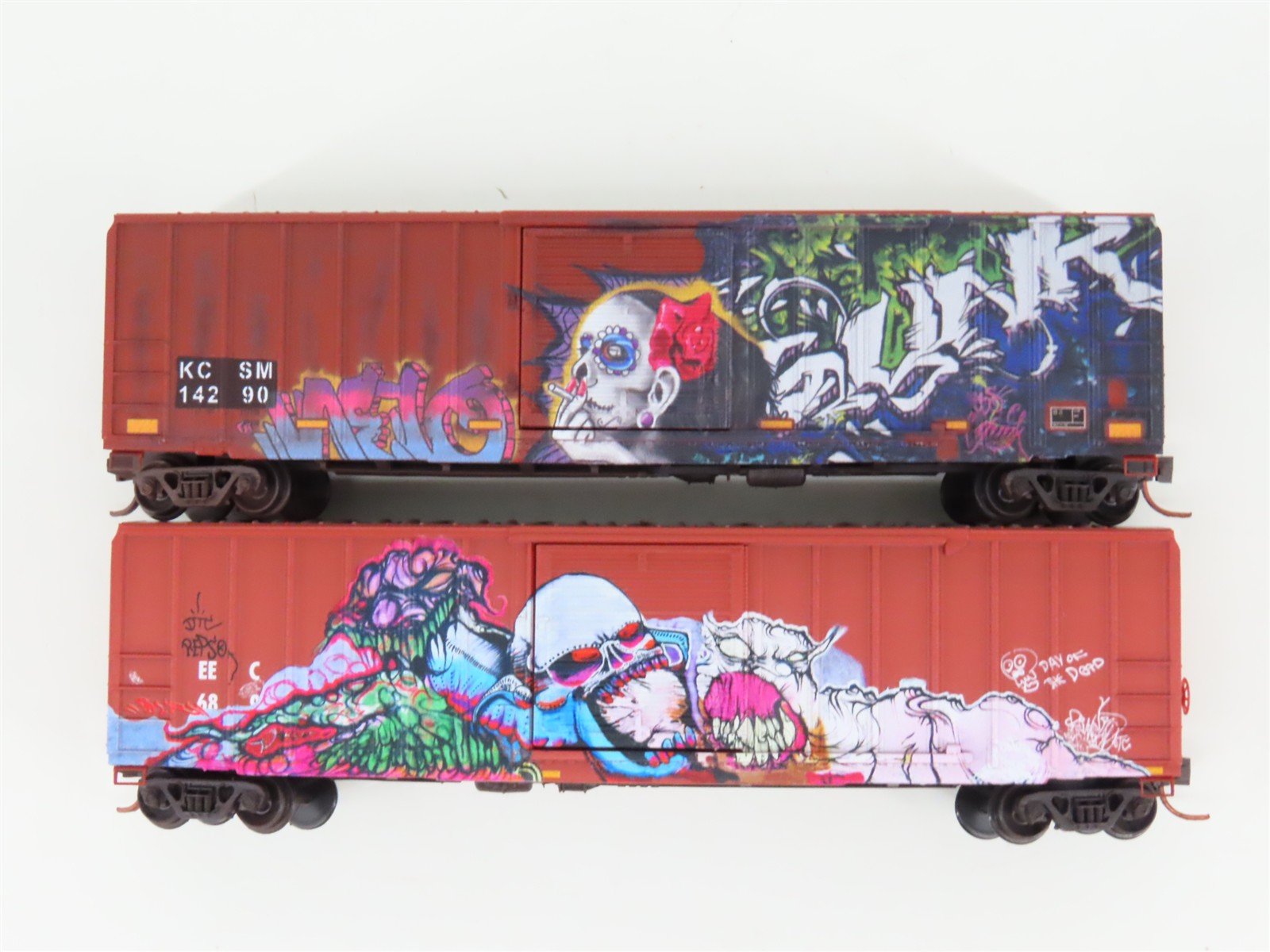 N Micro-Trains MTL 99305470 Day of the Dead Graffiti Boxcar 2-Car Runner Pack
