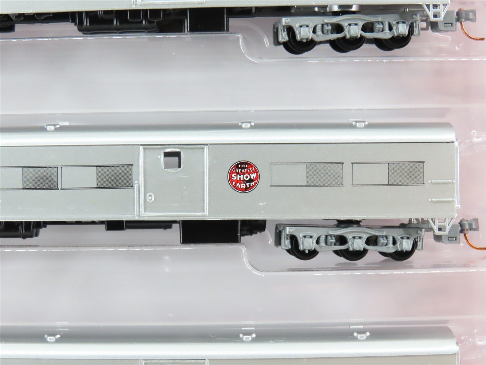 N Scale Micro-Trains MTL 99300041 Ringling Bros Passenger 3-Car Runner Pack