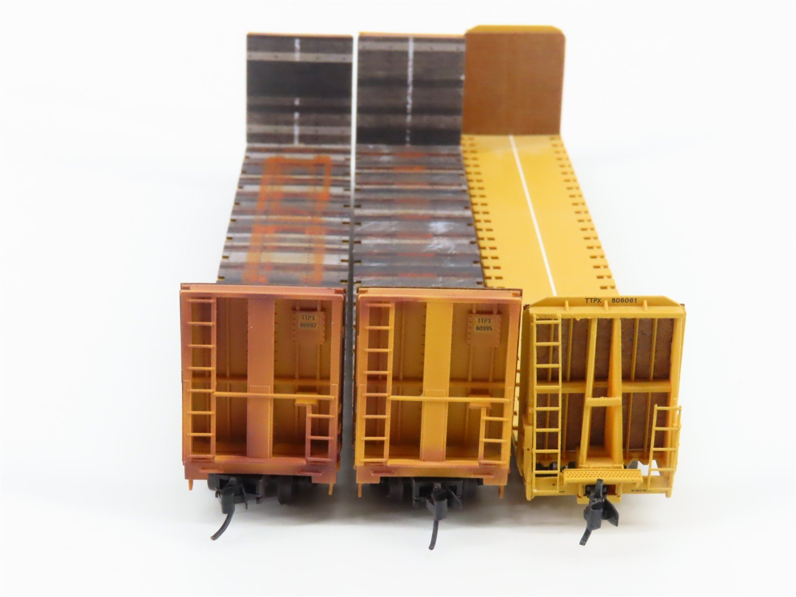 N Micro-Trains MTL 99305560 TTX Weathered Bulkhead Flatcar 3-Car Runner Pack