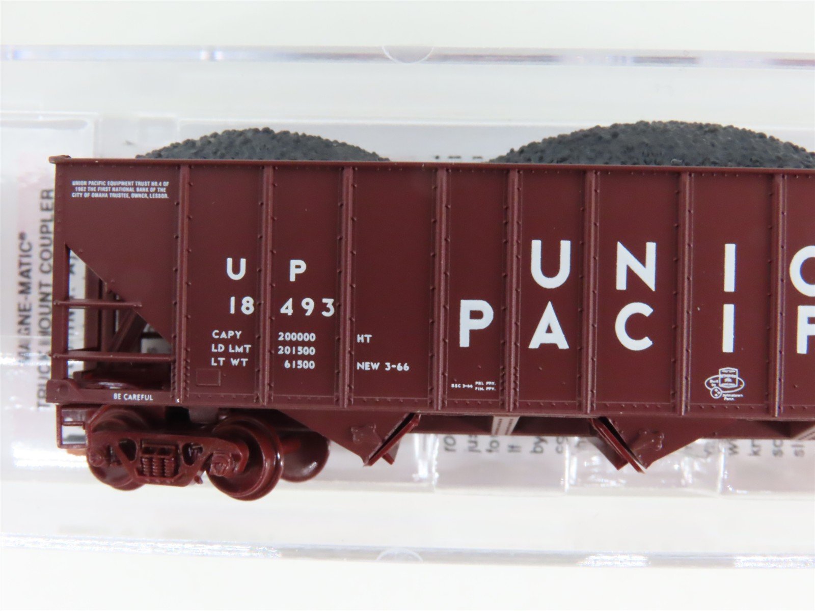 N Micro-Trains MTL 99300814 UP Union Pacific 3-Bay Hopper 8-Car Runner Pack