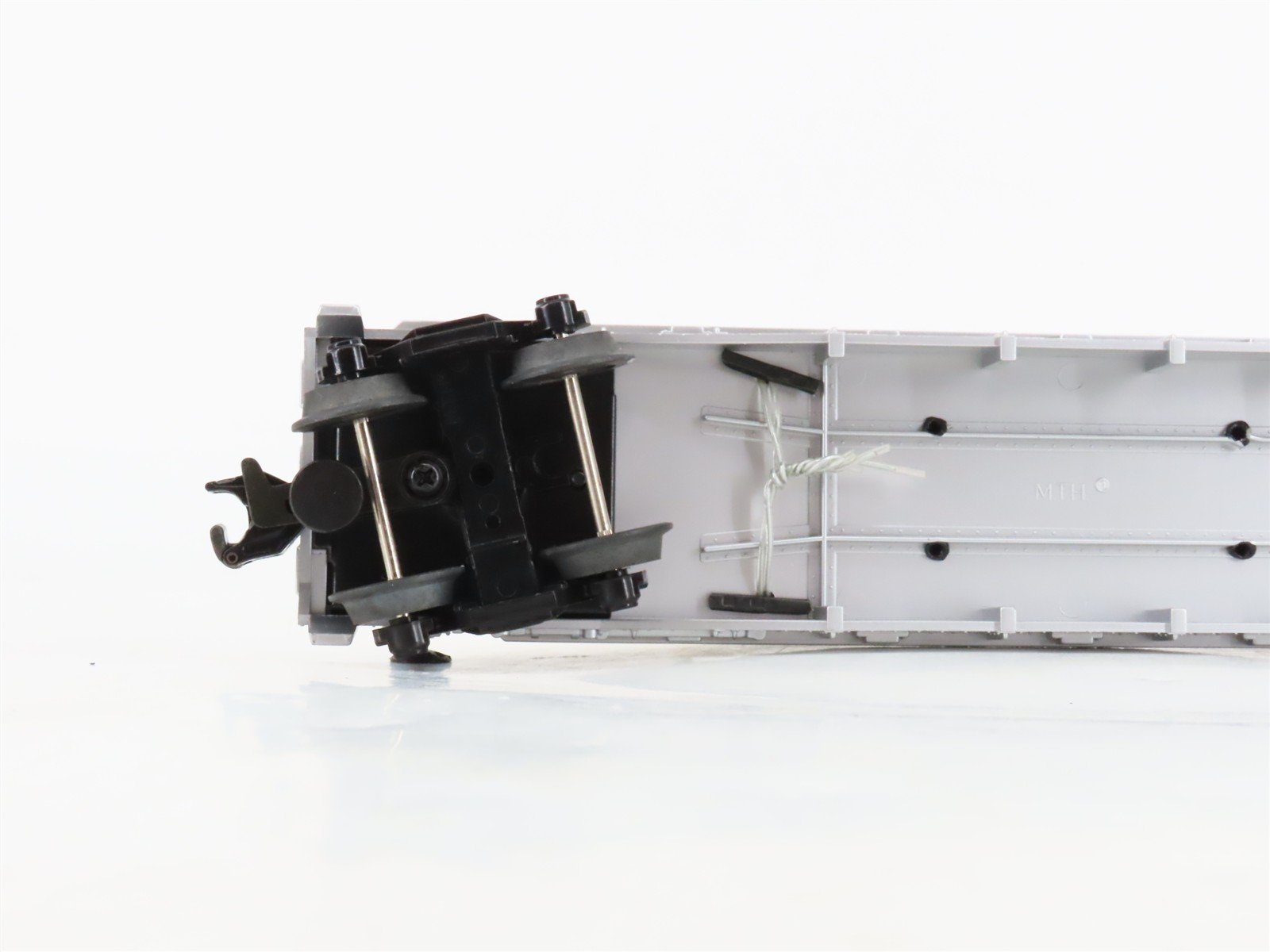 O27 Gauge 3-Rail MTH RailKing 30-7693 Flat Car #2001 w/Ertl '70 Oldsmobile 442's