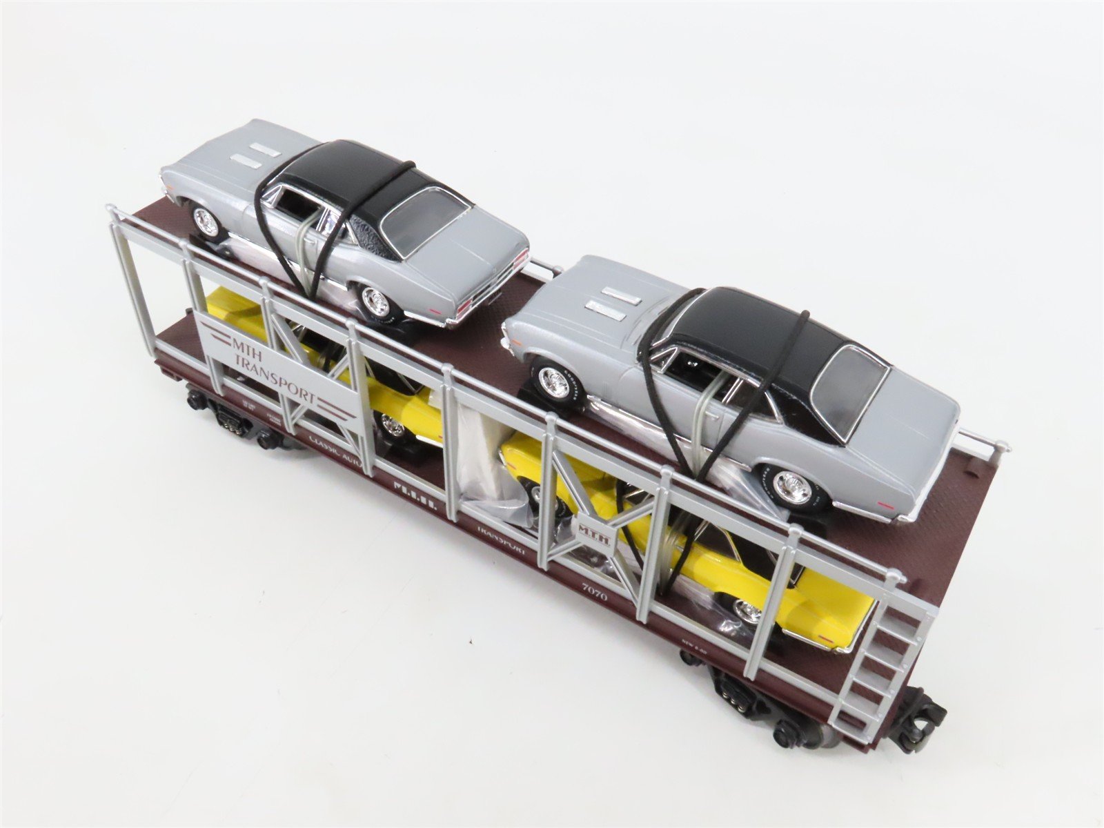 O27 Gauge 3-Rail MTH RailKing 30-7694 Auto Carrier #7070 w/ Ertl '70 Chevy Novas