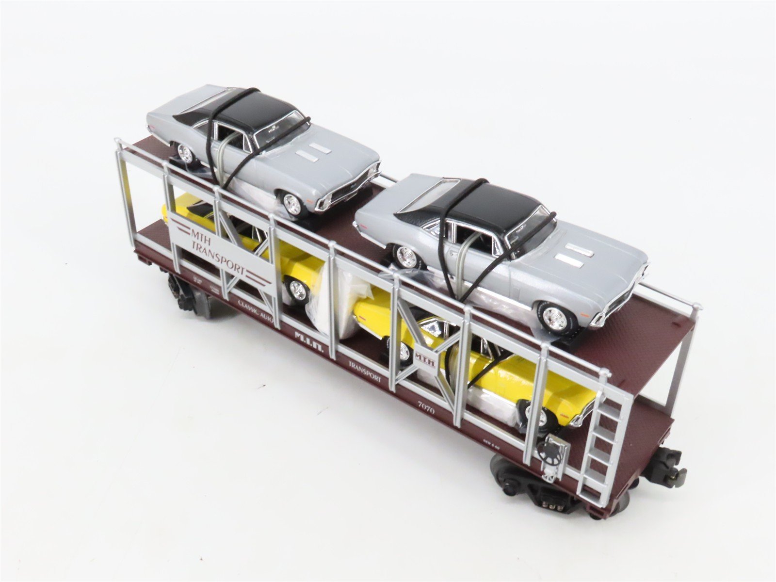 O27 Gauge 3-Rail MTH RailKing 30-7694 Auto Carrier #7070 w/ Ertl '70 Chevy Novas
