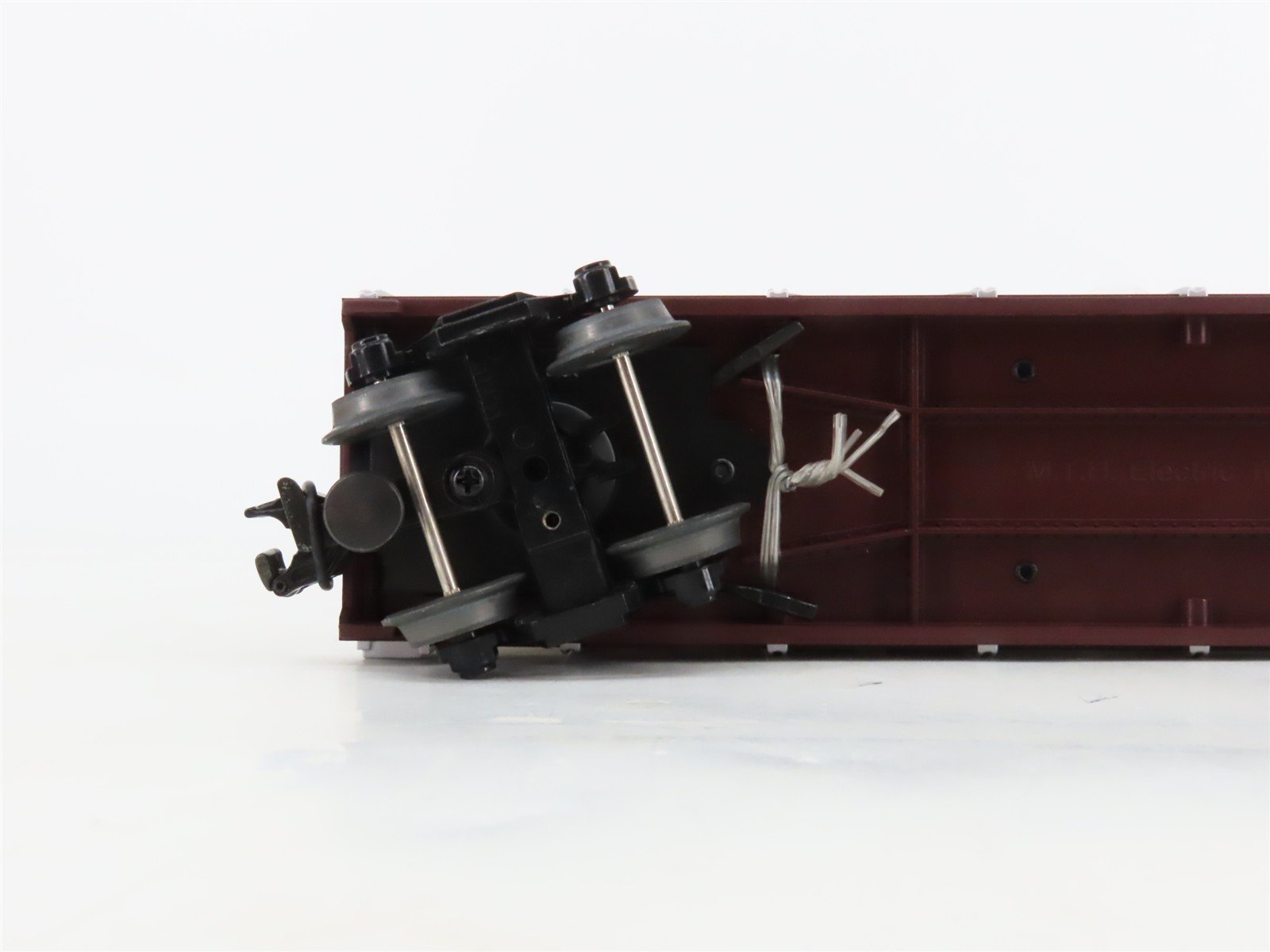 O27 Gauge 3-Rail MTH RailKing 30-7694 Auto Carrier #7070 w/ Ertl '70 Chevy Novas
