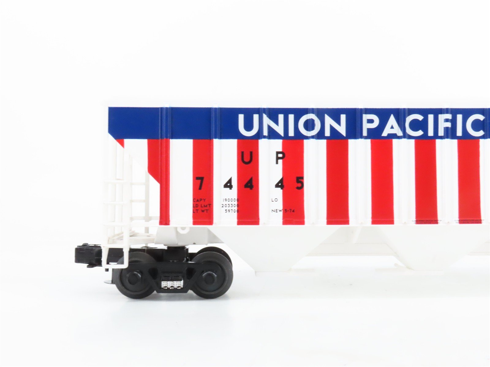O Gauge 3-Rail MTH 20-97142 UP Union Pacific 3-Bay Covered Hopper #74445