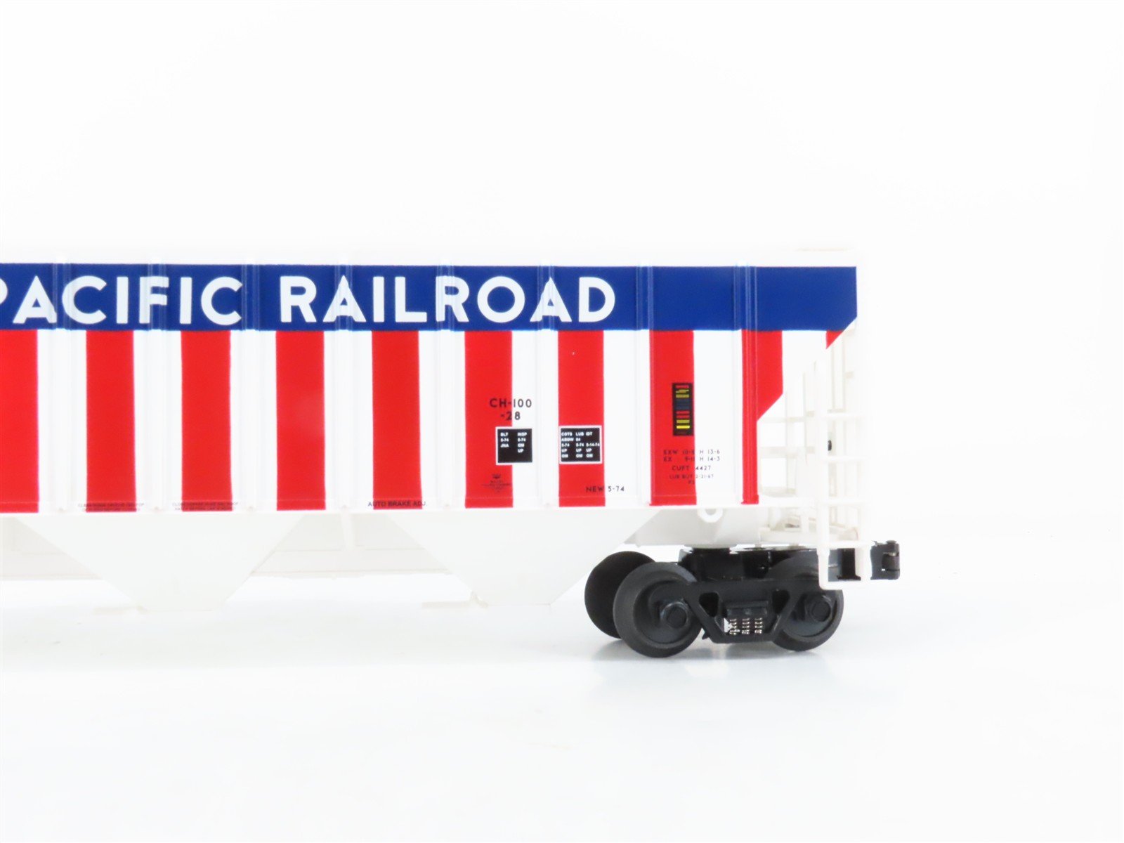 O Gauge 3-Rail MTH 20-97142 UP Union Pacific 3-Bay Covered Hopper #74445