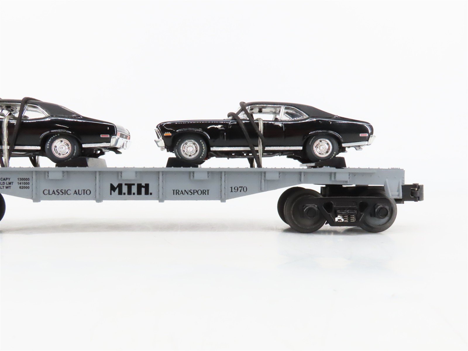 O27 Gauge 3-Rail MTH RailKing 30-7661 Flat Car #1970 w/ Ertl '70 Chevy Novas