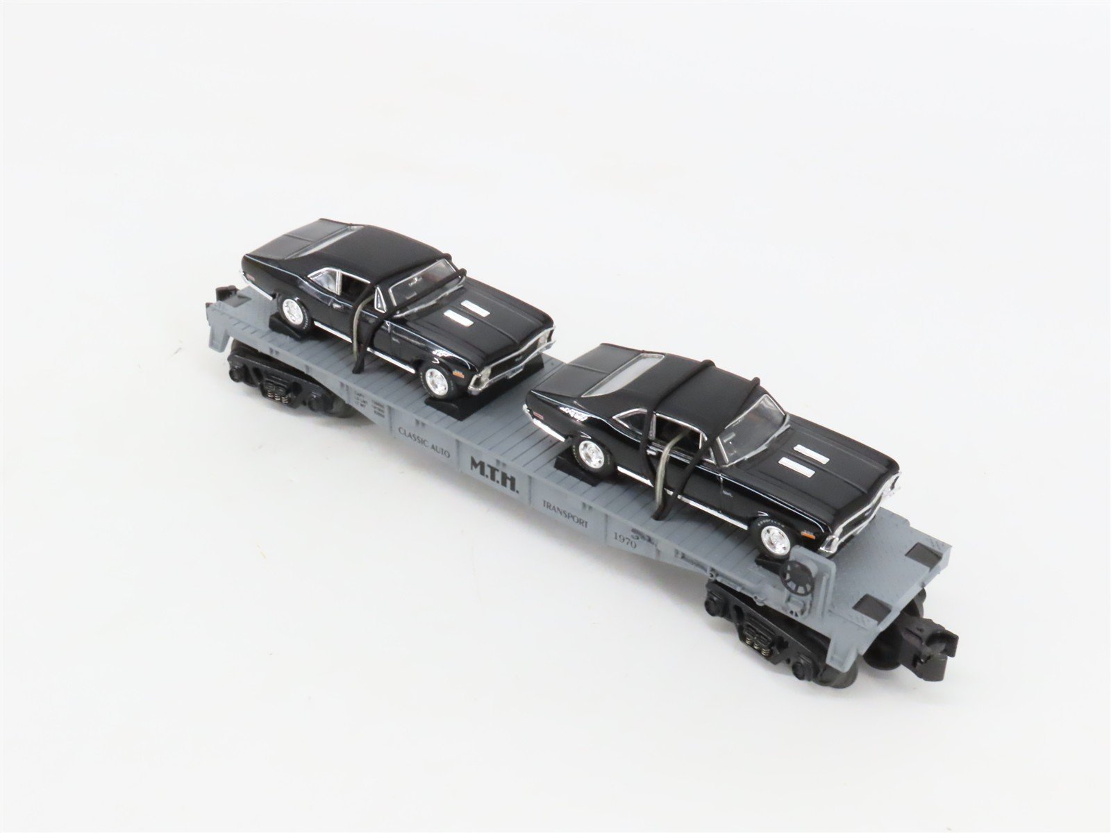 O27 Gauge 3-Rail MTH RailKing 30-7661 Flat Car #1970 w/ Ertl '70 Chevy Novas
