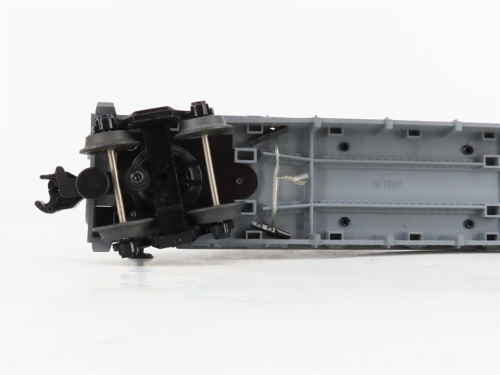 O27 Gauge 3-Rail MTH RailKing 30-7661 Flat Car #1970 w/ Ertl '70 Chevy Novas