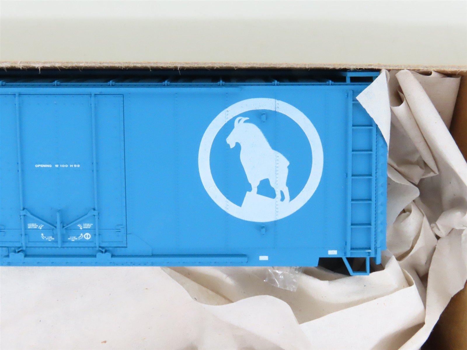 HO Scale Accurail Kit 3109 GN Great Northern Big Sky Blue 40' Box Car 6-Pack