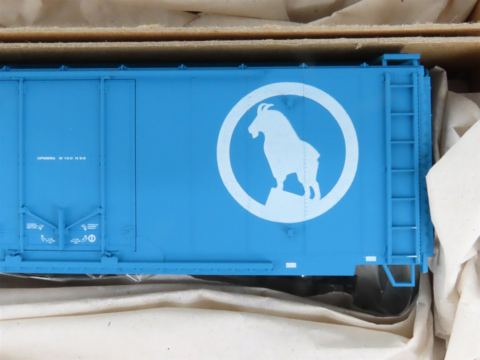 HO Scale Accurail Kit 3109 GN Great Northern Big Sky Blue 40' Box Car 6-Pack
