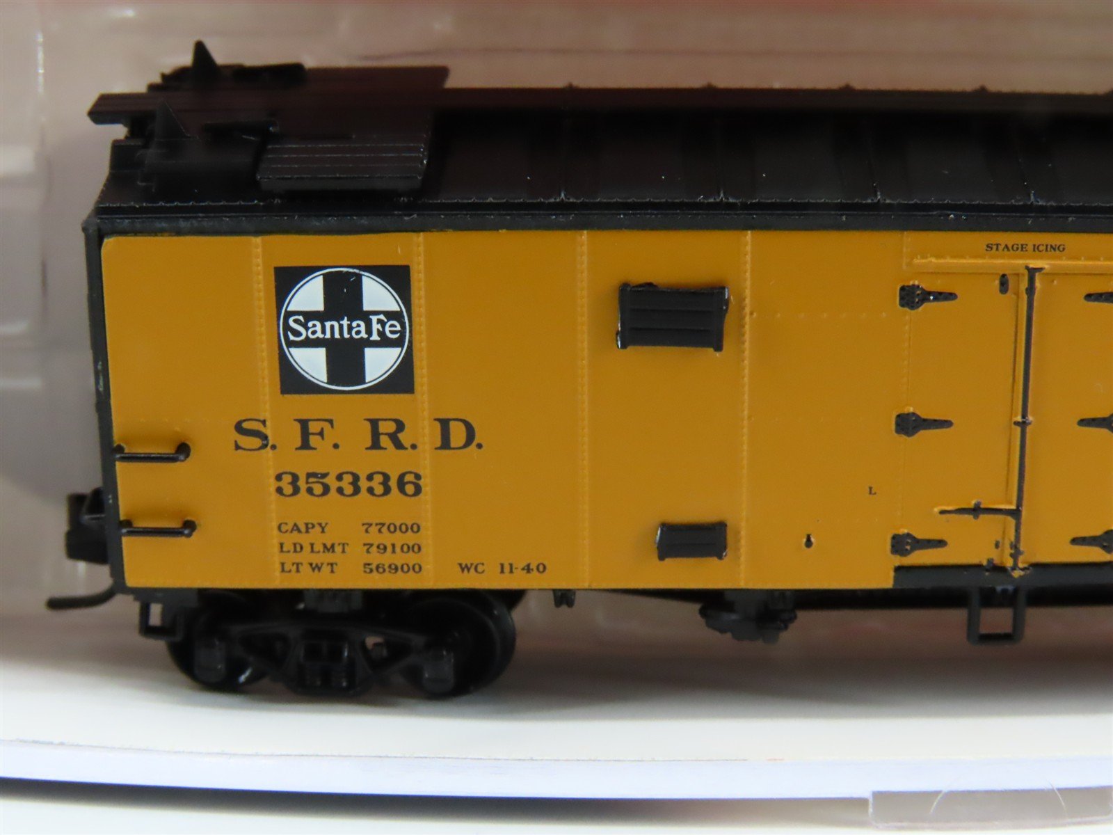 N Scale InterMountain 66113-03* SFRD Santa Fe Railroad Super Chief Reefer #35336