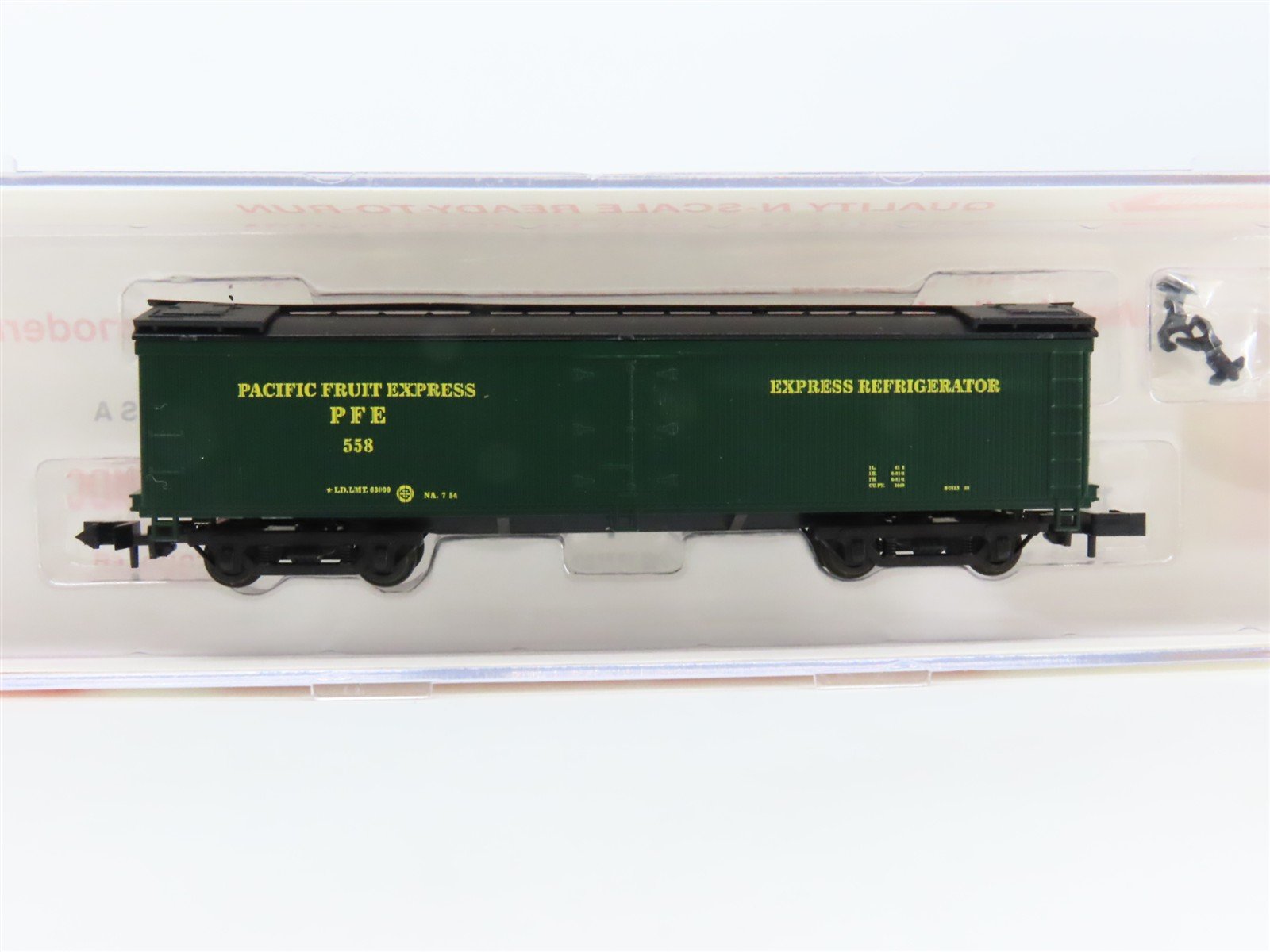N Scale Roundhouse 82901 PFE Pacific Fruit Express 50' Express Reefer #558