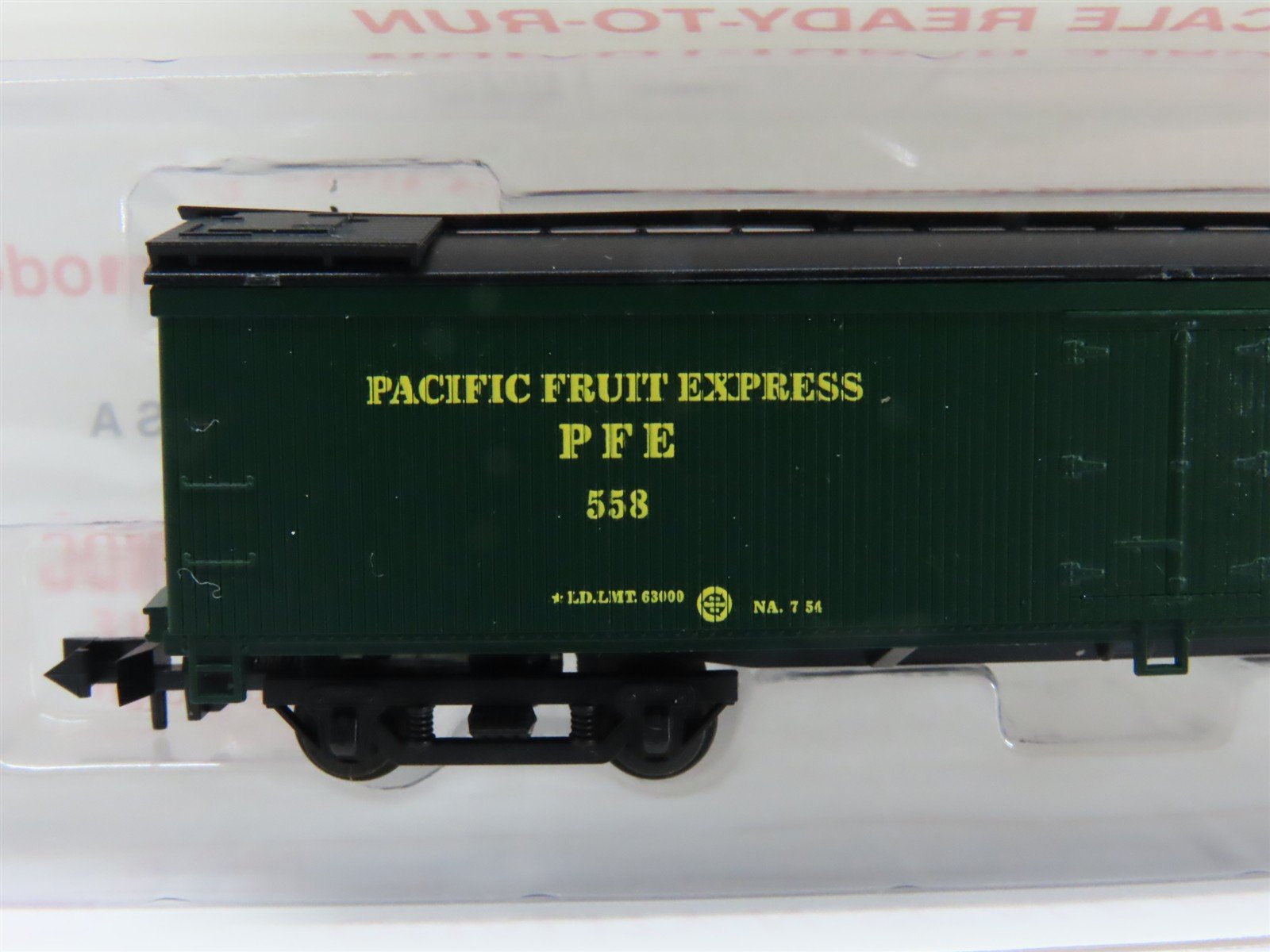 N Scale Roundhouse 82901 PFE Pacific Fruit Express 50' Express Reefer #558