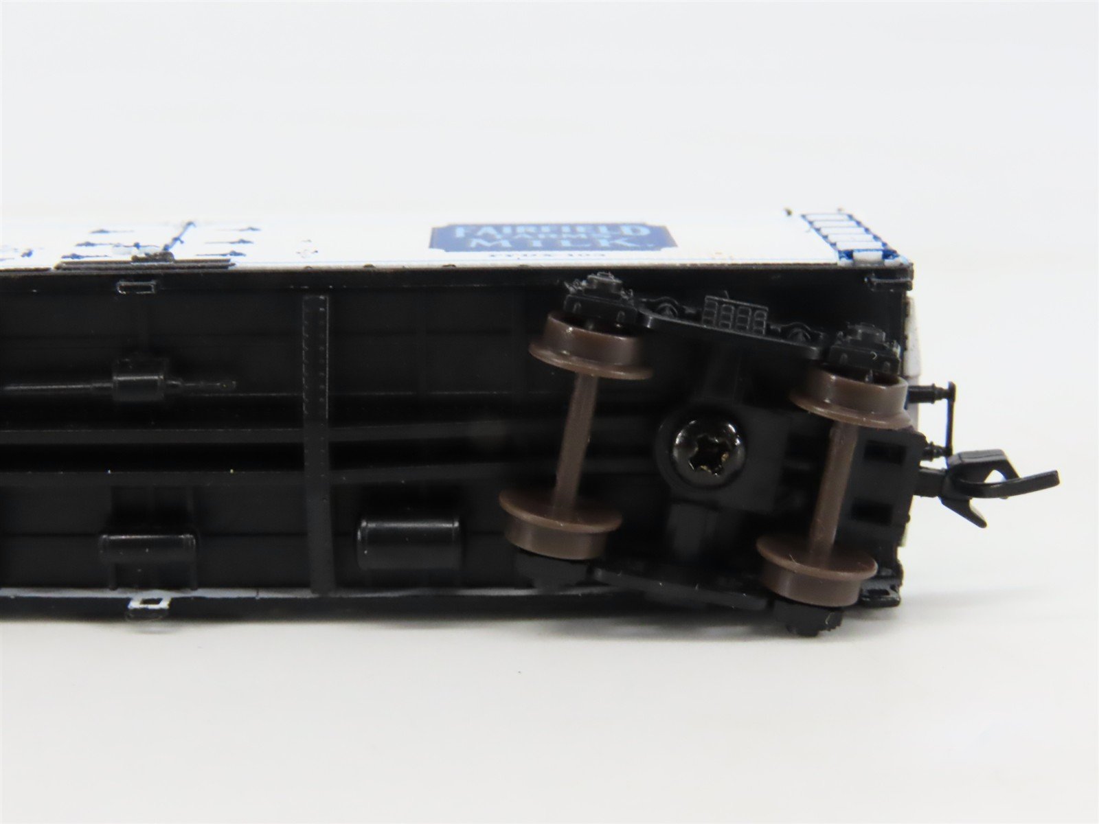 N Scale Athearn 11621 FFDX Fairfield Farms 40' Wood Milk Car #103