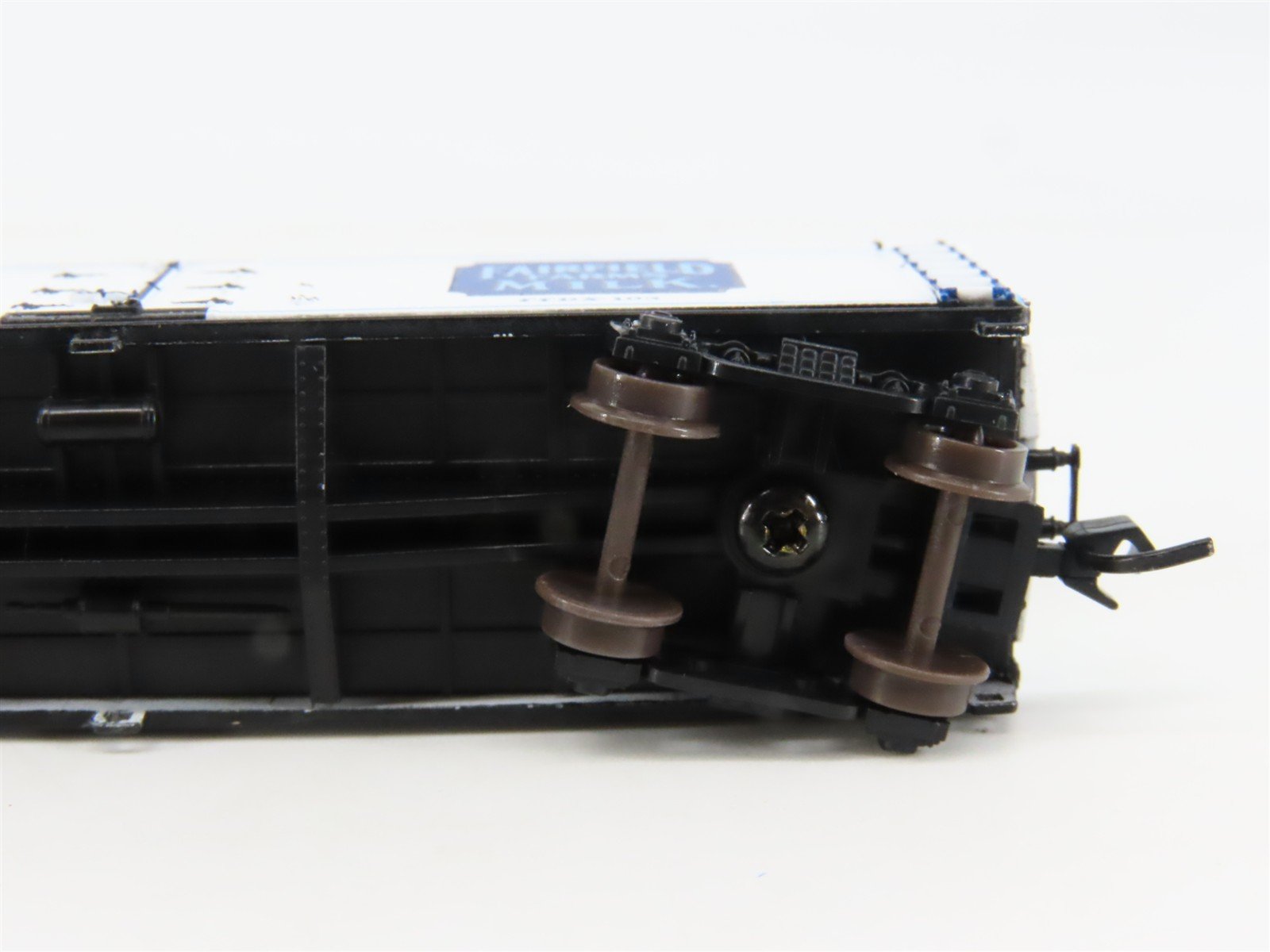 N Scale Athearn 11621 FFDX Fairfield Farms 40' Wood Milk Car #103