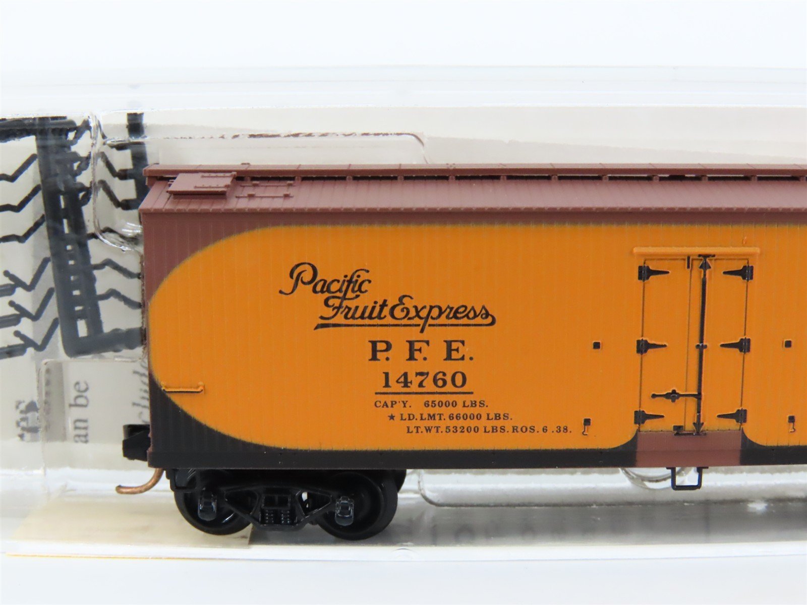 N Scale Micro-Trains MTL 49500 SP UP PFE Pacific Fruit Express 40' Reefer #14760