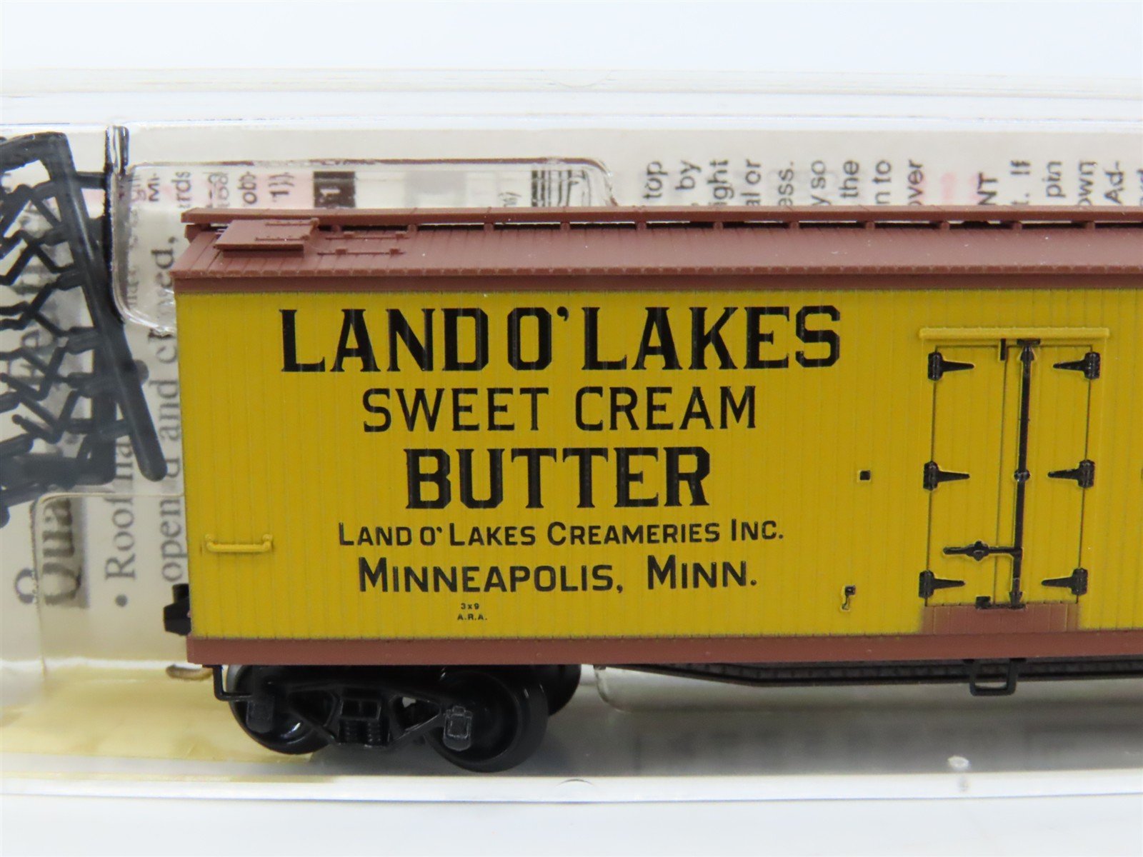 N Scale Micro-Trains MTL 49460 URTC Land O' Lakes Butter 40' Wood Reefer #10122