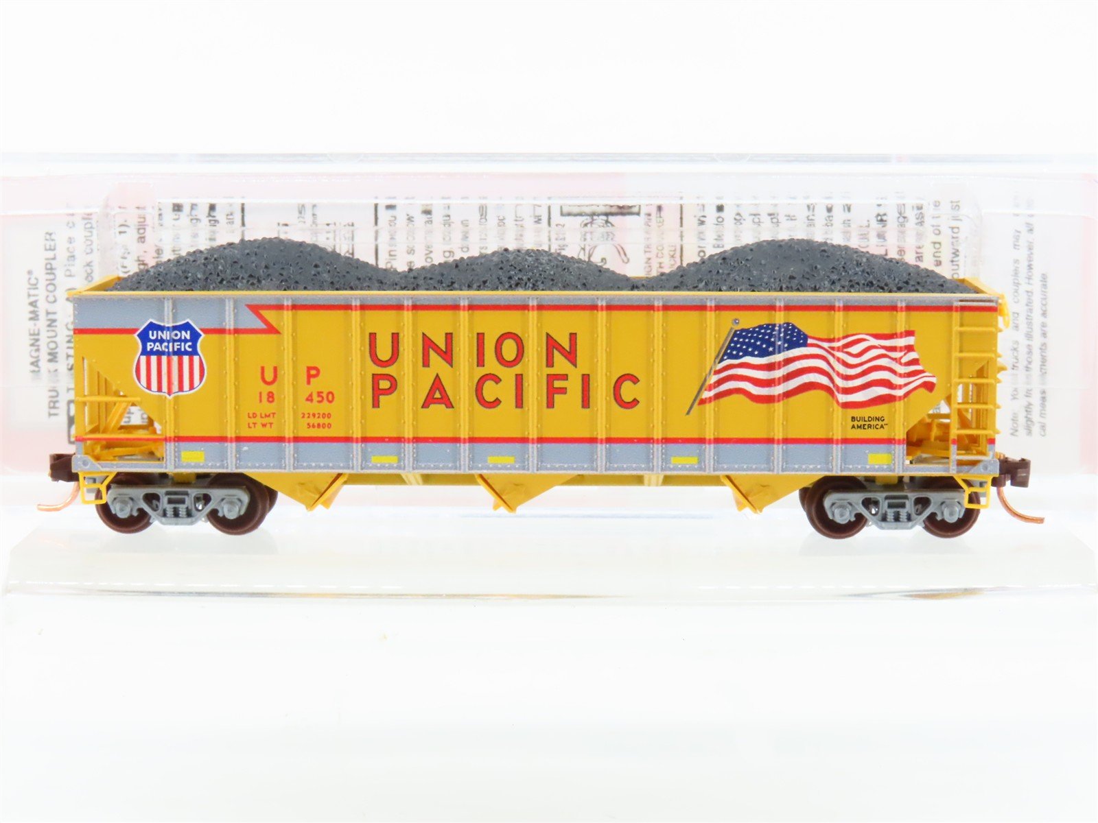 N Micro-Trains MTL NSE 17-01 UP Union Pacific "Flag" 3-Bay Hopper #18450 w/ Load