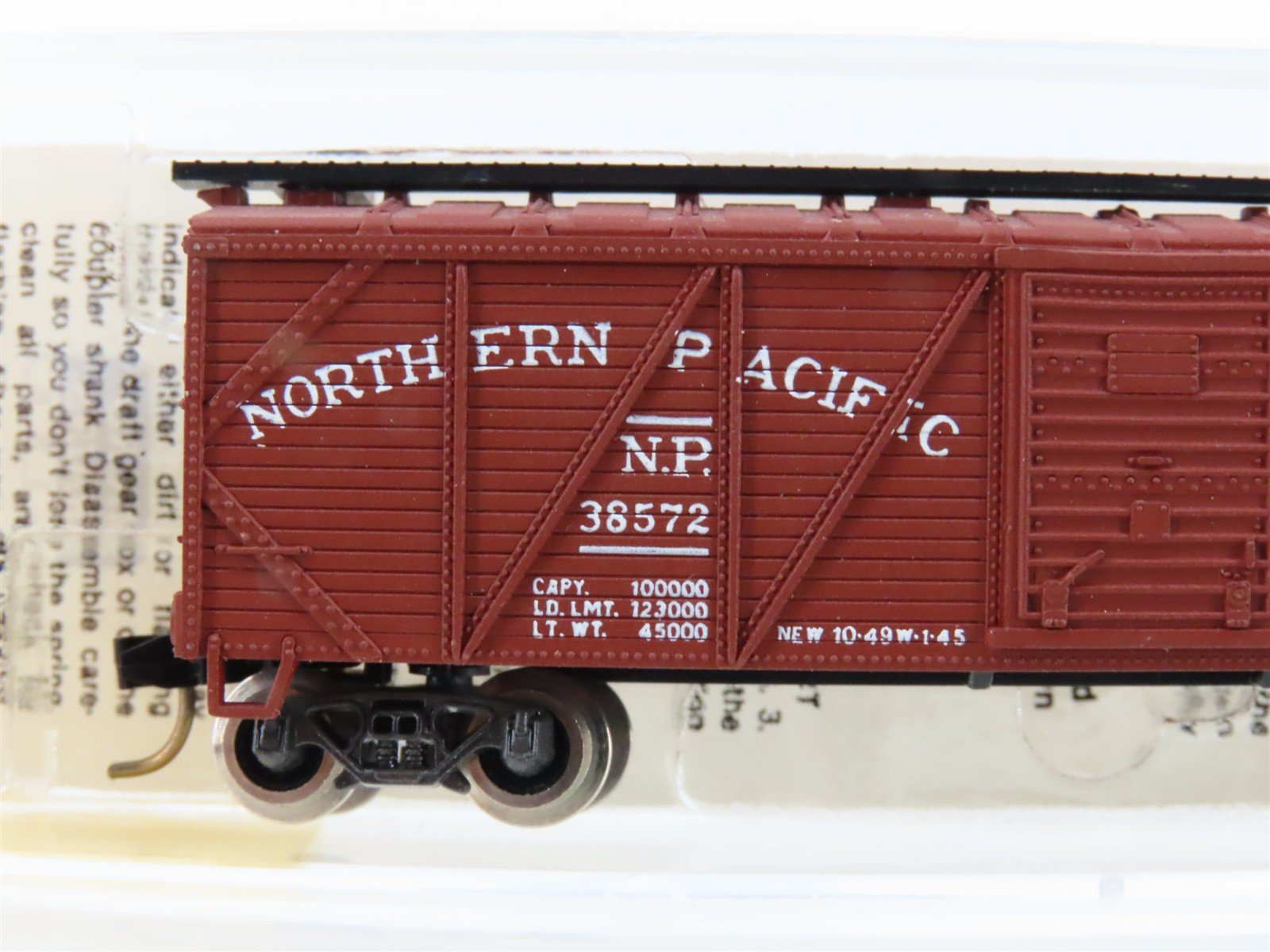 N Scale Micro-Trains MTL 39030 NP Northern Pacific 40' Box Car #38572 - Upgraded