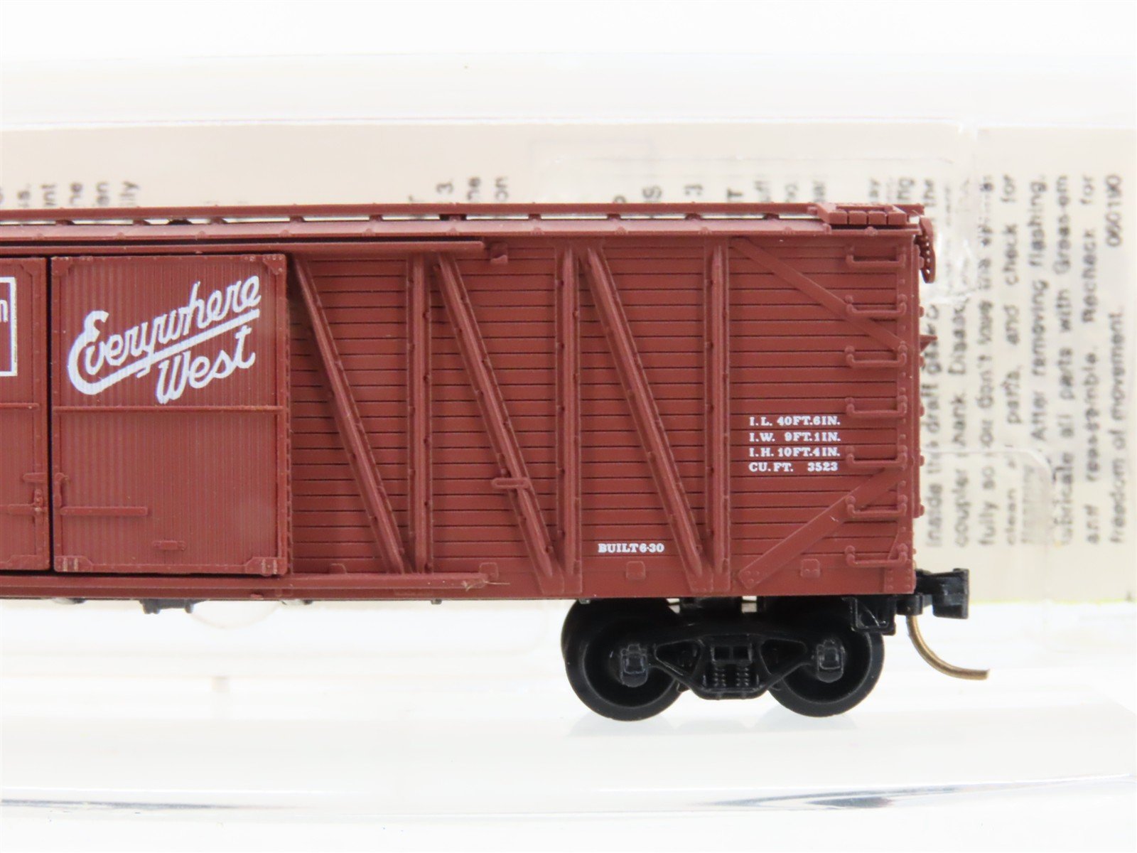 N Scale Micro-Trains MTL 29060 CB&Q Burlington Route 40' Box Car #10911