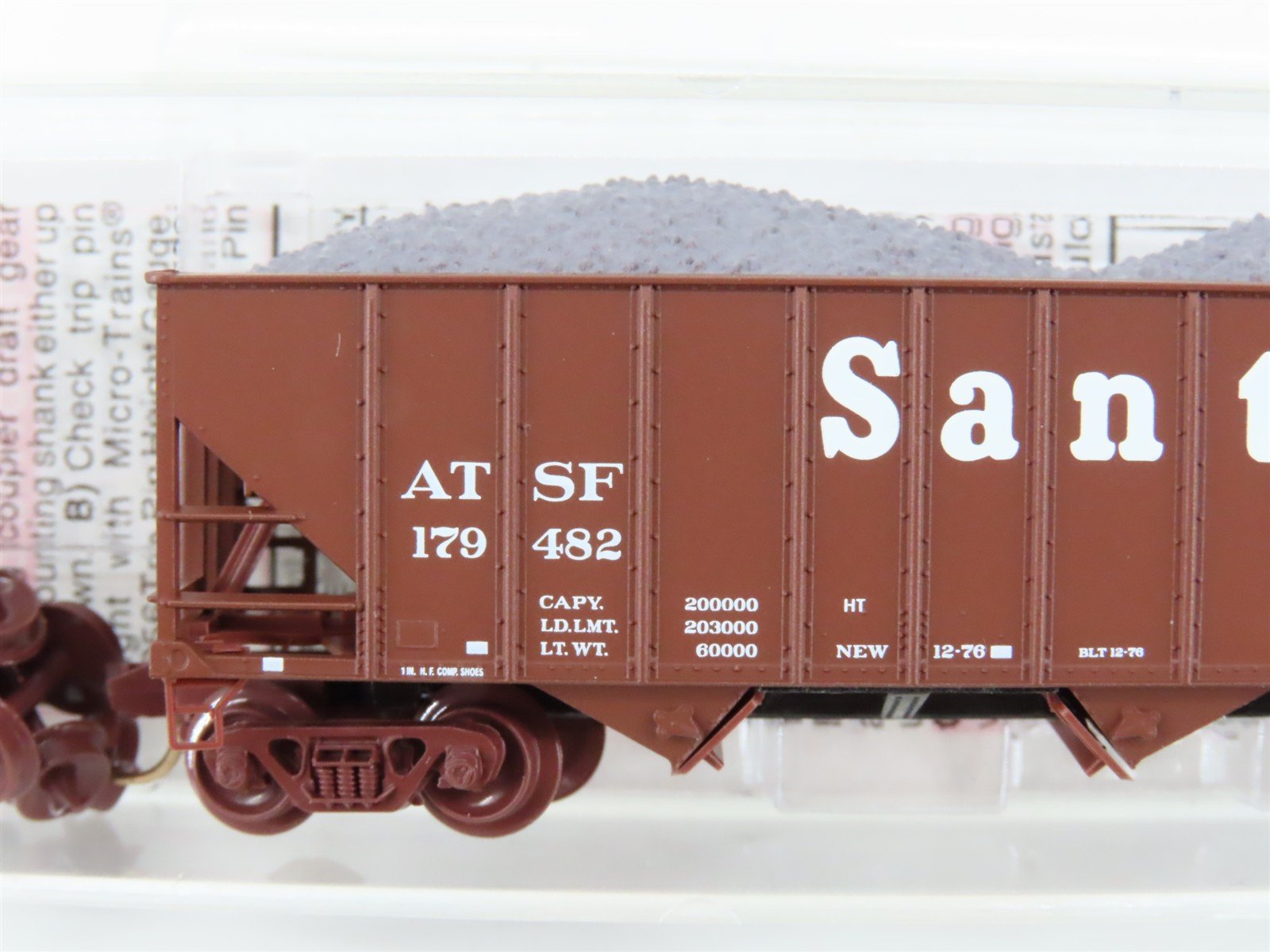 N Scale Micro-Trains MTL 108120.2 ATSF Santa Fe 3-Bay Hopper #179482 w/ Load