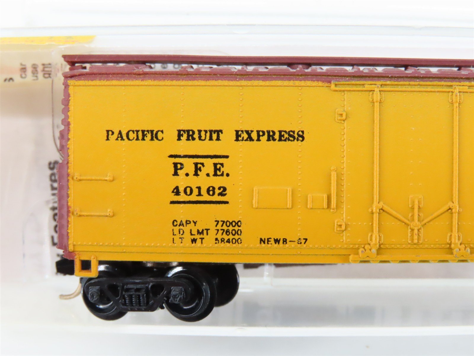 N Scale Micro-Trains MTL 59510 SP UP PFE Pacific Fruit Express 40' Reefer #40162