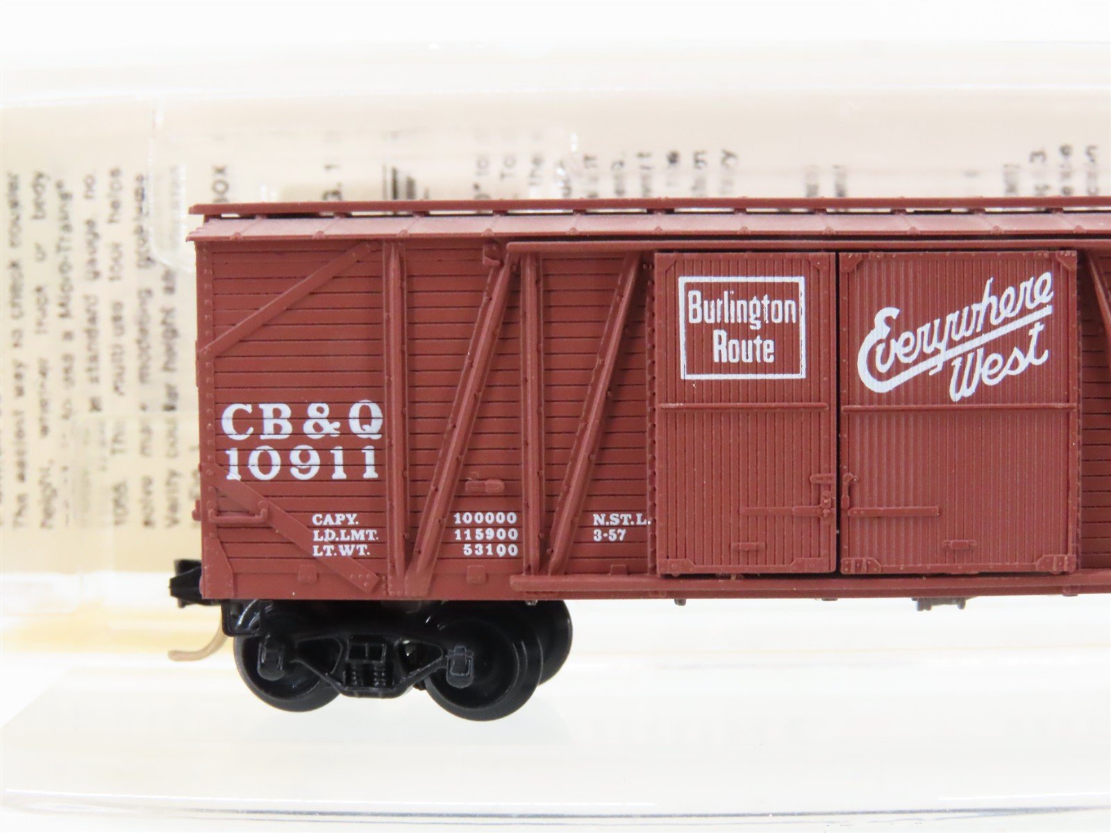 N Scale Micro-Trains MTL 29060 CB&Q Burlington Route 40' Box Car #10911