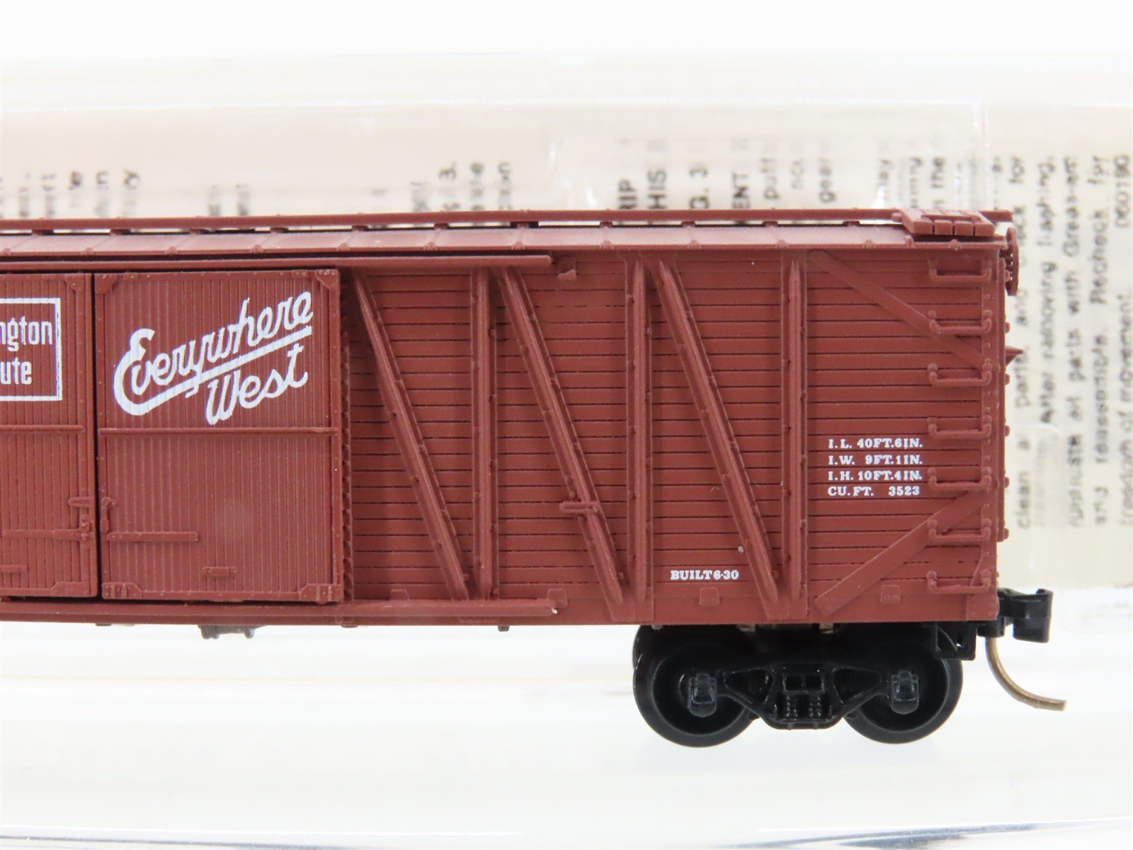 N Scale Micro-Trains MTL 29060 CB&Q Burlington Route 40' Box Car #10911