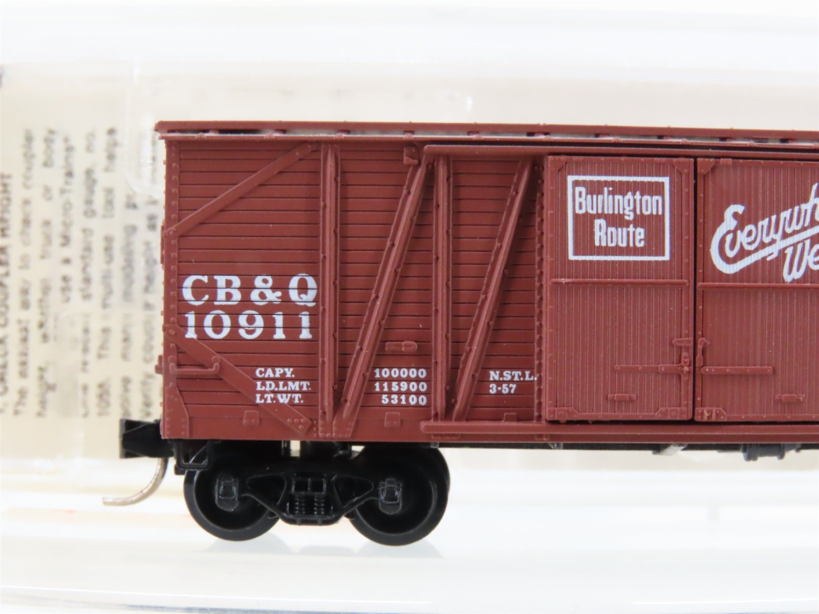 N Scale Micro-Trains MTL 29060 CB&Q Burlington Route 40' Box Car #10911