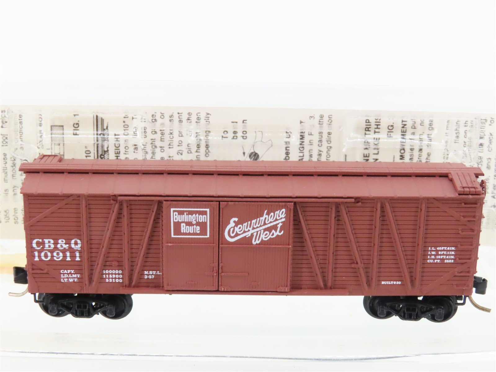 N Scale Micro-Trains MTL 29060 CB&Q Burlington Route 40' Box Car #10911