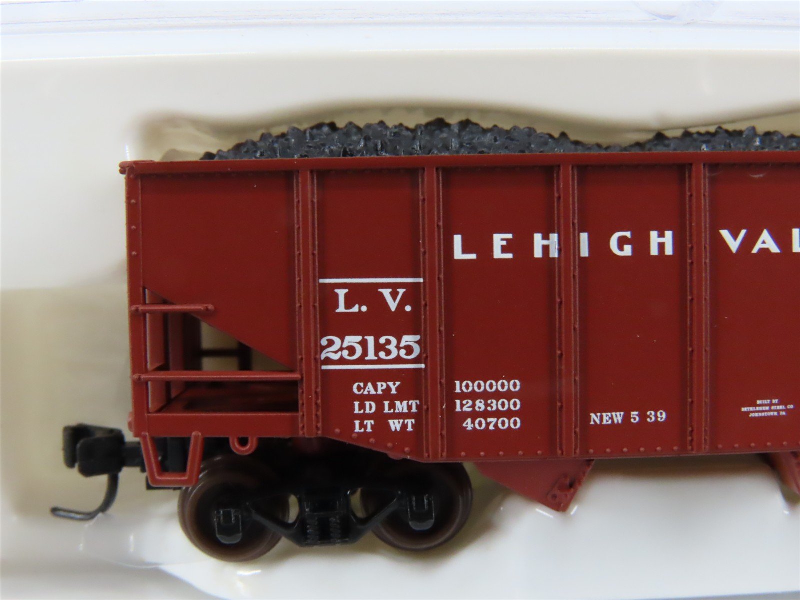 N Scale Atlas 41172 LV Lehigh Valley Railroad 2-Bay Open Hopper #25135 w/ Load